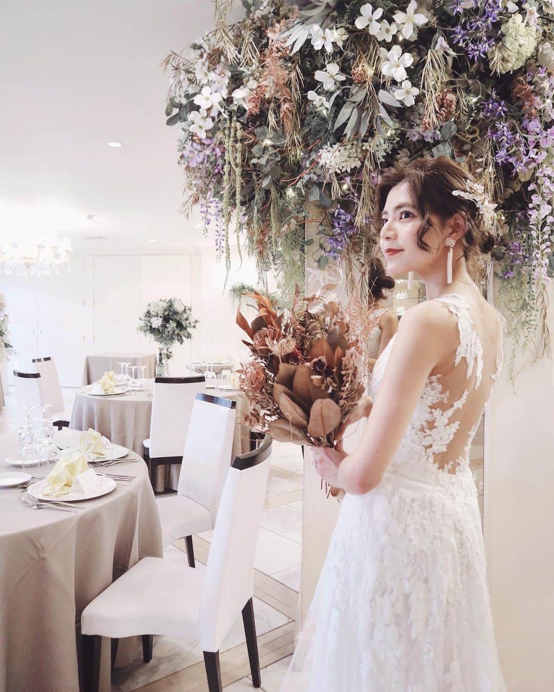 のインスタグラム：「💐. 背中の肌見せが可愛かった マーメイドドレス👗  プレ花嫁のときも脱毛はこまめに通ってたけど いまも撮影などで薄着になることもあるので そのまま2ヶ月に1回ペースで通ってるよ💫  10月からプランがリニューアルされて さらにお得に通えるように👏  @kireimo_official  #ブライダル#卒花嫁#プレ花嫁#ウェディングドレス#ウェディング#ホワイトドレス#KIREIMO#キレイモ#MENSKIREIMO#メンズキレイモ#脱毛#美容#花嫁美容」