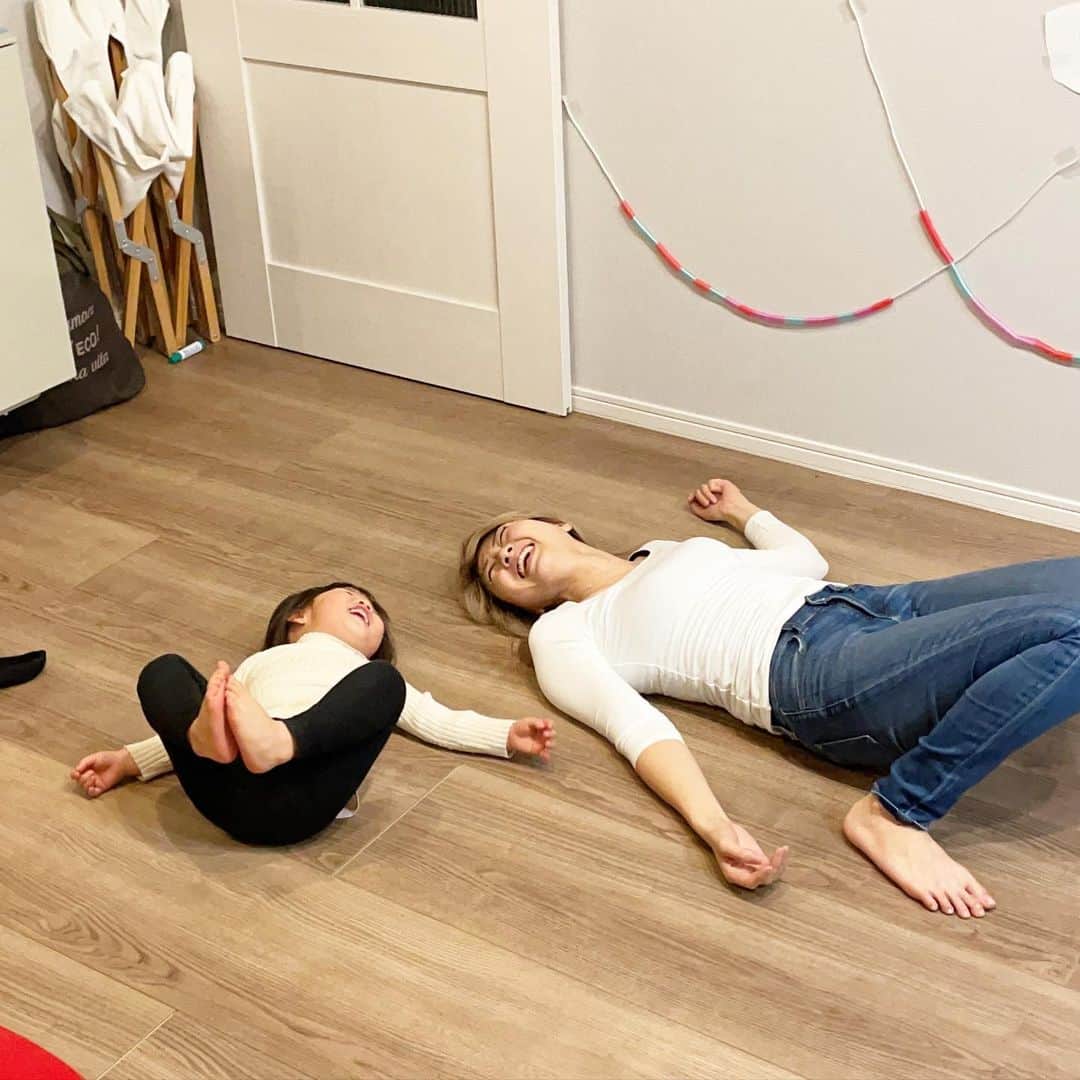 吉田ちかのインスタグラム：「Always a lot of fun with this little one😂 ﻿ One of our funniest moments this week was her giving Osaru-san a very tough pronunciation lesson. Swipe to see it lol she’s quite the teacher! hahaha﻿ ﻿ What’s something that had you laughing hard recently? ﻿ ﻿ いつも楽しませてくれるプリンさん🤣 ﻿ 今週一番笑わせてくれたのは、おさるさんへのストイックな発音レッスン🤣🤣🤣スワイプしてみてくださいw ﻿ ﻿ みなさんが最近お腹を抱えるぐらい笑っちゃった出来事はなんですか？是非シェアしてください😊💕﻿ ﻿ #笑うって大事ですよね #ってか私の足怖すぎる🦶」