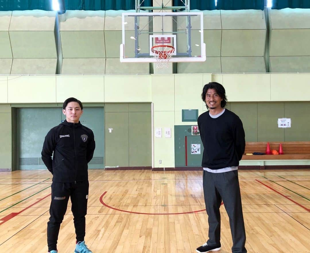 中澤佑二のインスタグラム：「✭2021.1.23.Saturday✭﻿ ﻿ ﻿ 明日のボナライズはバスケットボールε=🏀﻿ Bリーグ横浜ビー・コルセアーズに特別指定選手として入団した河村勇輝選手を現地取材！﻿ 将来の日本代表候補と期待がかかる若きスターの﻿ 素顔に迫ります。﻿ 河村選手とマッチアップも\( ˙꒳ ˙ \三/ ˙꒳ ˙)/﻿ 勝敗の行方は...﻿ 1/24(日)NHK「サンデースポーツ」21:50〜﻿ ちなみに...﻿ 勝つためにムキになってます笑笑﻿ ﻿ ﻿ ﻿ #河村勇輝 選手﻿ #ビーコル﻿ #Bリーグ﻿ #明日は﻿ #サンデースポーツ﻿ #からの﻿ #DAZN﻿ #やべっちスタジアム﻿ #23時﻿ #是非ご覧ください﻿ #ボンスタグラム﻿」