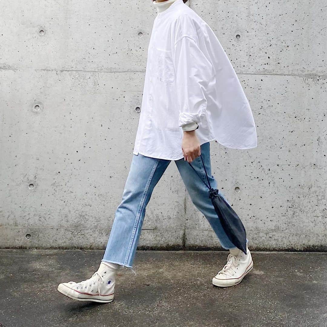 ryokoのインスタグラム：「▪︎ . 白シャツとデニムとオールスターの ど定番コーデ . . . shirt #graphpaper  bottoms #levis517  shoes #converse  bag #era_goods」