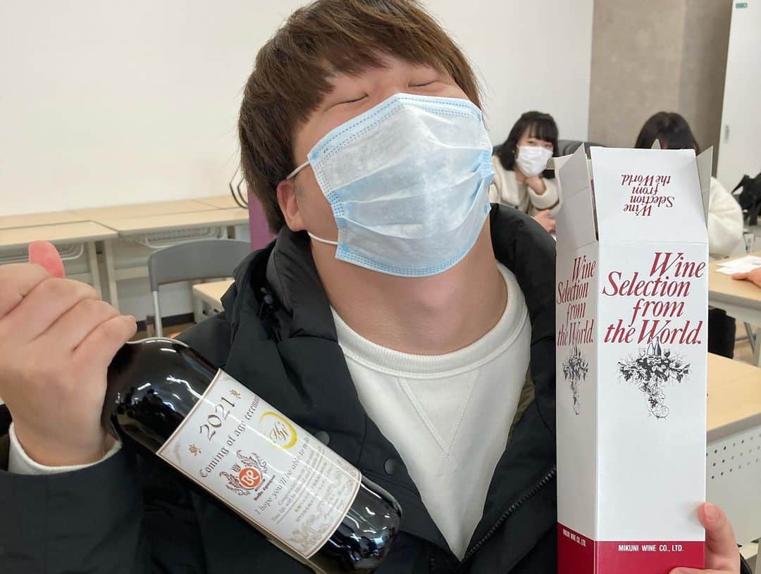 札幌ベルエポック製菓調理専門学校【公式】さんのインスタグラム写真 - (札幌ベルエポック製菓調理専門学校【公式】Instagram)「🌟新成人へプレゼント🌟  今年、成人を迎えた在校生のみなさんへ 学校から記念のワインをプレゼント💖  大人の仲間入り。 お酒が楽しめるようになると 料理やお菓子ももっともっと 楽しめるようになるはず✨  みなさんのこれからの未来が 夢と希望で溢れますように🥰 改めて、成人おめでとうございます🎊  ※お酒はハタチになってから🍷  #おでかけ授業 #特別授業 #業界直結 #プロから学ぶ #本物 #学び #製菓  #調理  #カフェ  #製菓調理専門学校ベルエポック #衛生管理  #食材教育 #札幌ベルエポック製菓調理専門学校 #いろいろな体験と #たくさんの出逢い #可能性が広がる #ベルエポック」1月23日 20時27分 - belle_foods