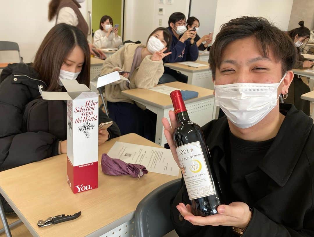 札幌ベルエポック製菓調理専門学校【公式】さんのインスタグラム写真 - (札幌ベルエポック製菓調理専門学校【公式】Instagram)「🌟新成人へプレゼント🌟  今年、成人を迎えた在校生のみなさんへ 学校から記念のワインをプレゼント💖  大人の仲間入り。 お酒が楽しめるようになると 料理やお菓子ももっともっと 楽しめるようになるはず✨  みなさんのこれからの未来が 夢と希望で溢れますように🥰 改めて、成人おめでとうございます🎊  ※お酒はハタチになってから🍷  #おでかけ授業 #特別授業 #業界直結 #プロから学ぶ #本物 #学び #製菓  #調理  #カフェ  #製菓調理専門学校ベルエポック #衛生管理  #食材教育 #札幌ベルエポック製菓調理専門学校 #いろいろな体験と #たくさんの出逢い #可能性が広がる #ベルエポック」1月23日 20時27分 - belle_foods