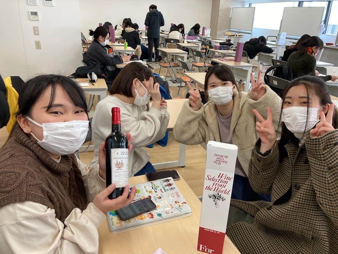 札幌ベルエポック製菓調理専門学校【公式】のインスタグラム：「🌟新成人へプレゼント🌟  今年、成人を迎えた在校生のみなさんへ 学校から記念のワインをプレゼント💖  大人の仲間入り。 お酒が楽しめるようになると 料理やお菓子ももっともっと 楽しめるようになるはず✨  みなさんのこれからの未来が 夢と希望で溢れますように🥰 改めて、成人おめでとうございます🎊  ※お酒はハタチになってから🍷  #おでかけ授業 #特別授業 #業界直結 #プロから学ぶ #本物 #学び #製菓  #調理  #カフェ  #製菓調理専門学校ベルエポック #衛生管理  #食材教育 #札幌ベルエポック製菓調理専門学校 #いろいろな体験と #たくさんの出逢い #可能性が広がる #ベルエポック」