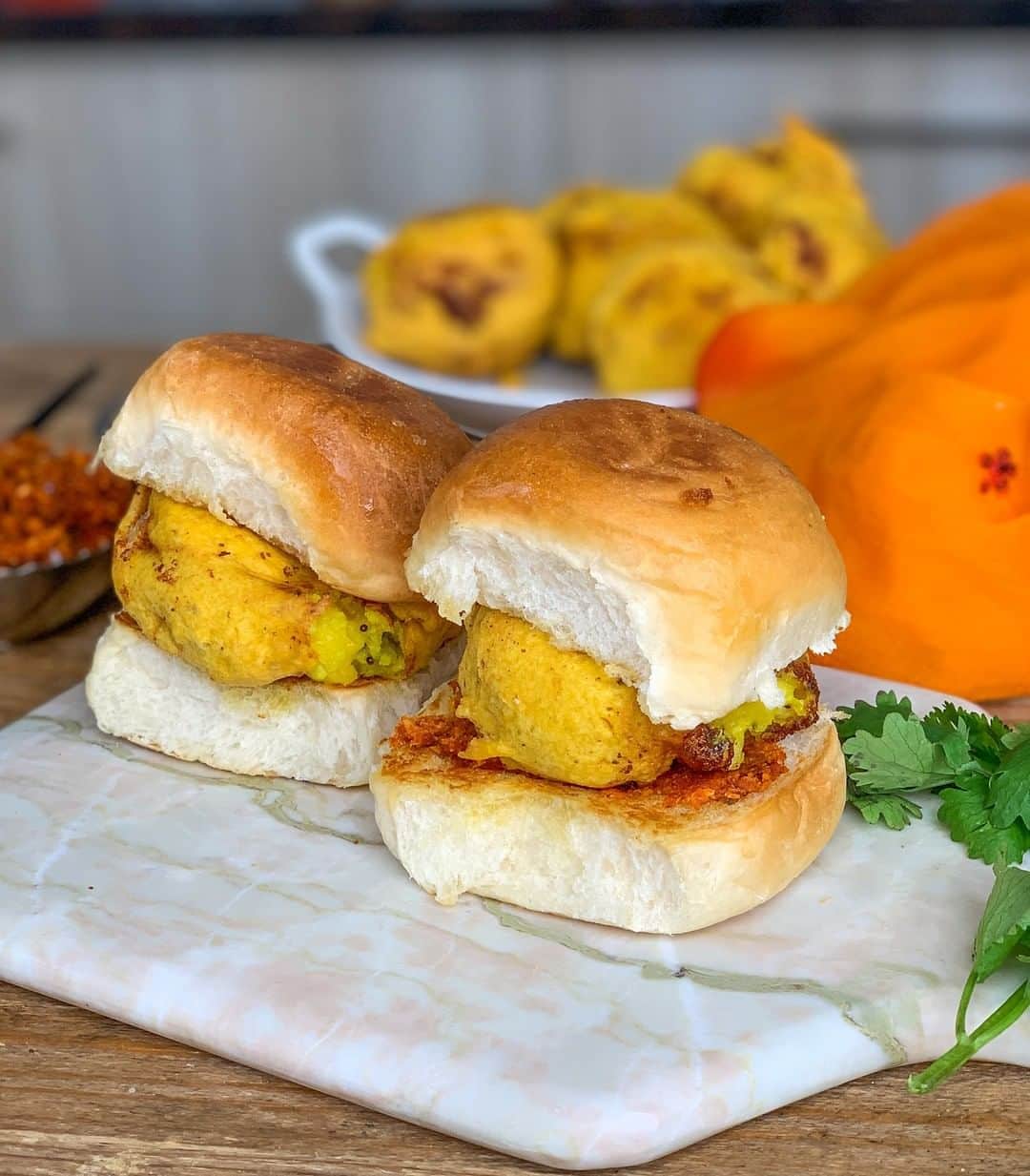 Archana's Kitchenさんのインスタグラム写真 - (Archana's KitchenInstagram)「Make this lip smacking Vada Pav which has a crispy cheesy aloo vadas sandwiched between toasted pavs smeared with garlic chutney. It makes a perfect evening snack along with dates chutney, green chutney and a hot cup of adrak chai. Get the recipe from the smart.bio link in my profile @archanaskitchen . . . . . . #recipes #easyrecipes #snacks #teatime #teatimesnacks #patty #archanaskitchen #healthyeating #highprotein #eatfit #cooking #food #healthyrecipes #foodphotography #recipeoftheday #comfortfood #deliciousfood #delicious #instayum #food #tandoori #alootikki #tandoorialoo」1月23日 20時30分 - archanaskitchen