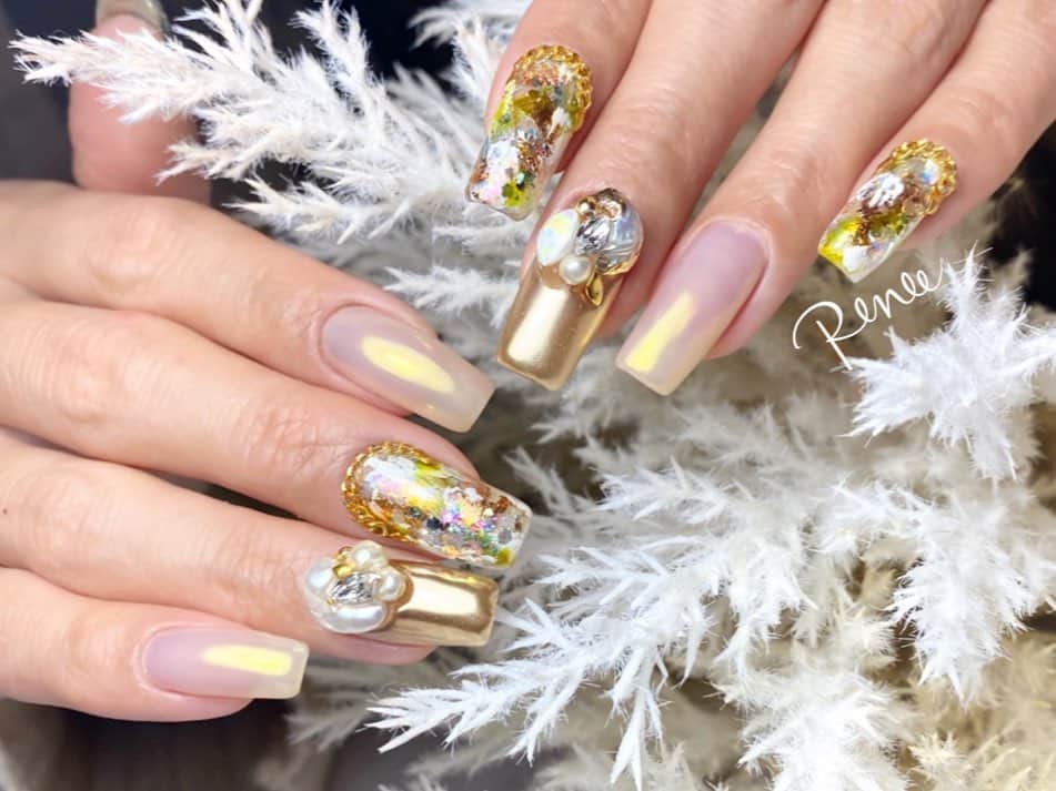 埜藤理恵のインスタグラム：「bonnailの﻿ #プレスドネイルシャドウ﻿ のシリーズのパステルカラーが﻿ 可愛すぎる！💛﻿ @bonnail_insta  このうっすらイエローパールの爪が﻿ ＃０３リュクスイエロー で﻿ ビジューが乗っている爪が﻿ ＃０７メタルサンドストーン﻿ を使用してます♪﻿ (写真の最後に写真載せてるよ♡)﻿ パウダーの下には﻿ シアー系のベージュカラーを薄く塗ってます☺️✨﻿ ﻿ 最近はいびつなパールを使った﻿ ビジューデザインがマイブームで﻿ 春までずっと自分の中で流行りそうな予感♡﻿ ﻿ ﻿ ﻿ ﻿ nailsalon Renée®︎﻿ ￣￣￣￣￣￣￣￣﻿ リピート率95%﻿ TV.メディア出演﻿ スタッフ全員資格保持者﻿ カラー300種類以上﻿ パーツ1000種類以上﻿ 雑誌掲載デザイン多数﻿ ﻿ ﻿ ﻿ ▫︎Renée梅田本店﻿ 【open-close】10:00〜21:00﻿ 【定休日】不定休﻿ 【add】大阪市北区堂山町15-23-908﻿ ﻿ ▫︎Renée les deux梅田店﻿ 【open-close】10:00〜21:00﻿ 【定休日】不定休﻿ 【add】大阪市北区堂山町15-23-1003﻿ ﻿ ▫︎Renée by Beauland Ashiya芦屋店﻿ 【open-close】10:00〜21:00﻿ 【定休日】不定休﻿ 【add】芦屋市業平町6-11 Ashiya grotto 302﻿ ﻿ ﻿ ﻿ ﻿ ▶︎▶︎▶︎初回クーポンご利用頂けます﻿ ￣￣￣￣￣￣￣￣￣￣￣￣￣￣￣￣﻿ ご予約はプロフィールTOPのリンク内﻿ URLをご利用下さい。﻿ ﻿ ﻿ ﻿ メニューに迷った方やご相談は…﻿ ﻿ 　　🤍Renée公式LINE🤍﻿ ─────────────﻿  【@bos7903t】←※@から入力🔍﻿ ﻿ ﻿ ﻿ ﻿ ﻿ #nail#nails#gelnails#nailart#ネイル#ジェルネイル#美甲#네일#젤네일#冬ネイル#nailsalonrenee#ネイルサロンレネ﻿ #大阪ネイルサロン#梅田ネイルサロン#芦屋ネイルサロン#神戸#芦屋#beauland#冬ネイル﻿ #芦屋ネイルサロン#love#instagood」
