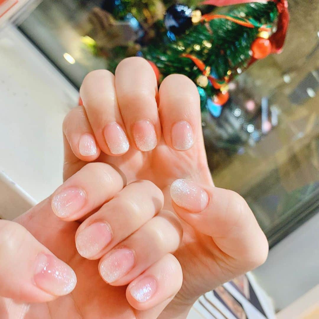 坂口莉果子のインスタグラム：「シンプルネイル💅 ・ ・ ・ #newnails #nailart #art #gelnails  #naildesign #winter #gradation #2021 #japan #tokyo #shibuya #japan_of_insta #instalike #instapic #hand #ホワイトネイル #グラデーションネイル #ジェルネイル #ネイルデザイン #ネイルアート#冬 #冬ネイル #冬ネイルデザイン #大人可愛い #手元 #デートネイル #トレンドネイル #トレンド大人ネイル #シンプルネイル」