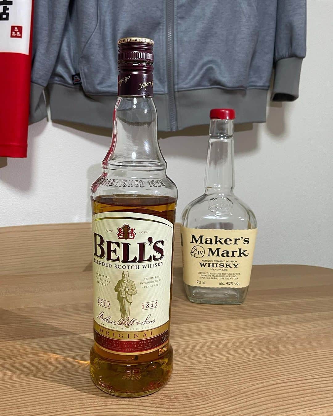 仲摩匠平さんのインスタグラム写真 - (仲摩匠平Instagram)「久々紹介。 お家時間の友。  もう少し一緒に頑張ろうね。 ・ ・ #お家時間 #頂き物に感謝 #自粛生活 #楽しみ方 #bellswhisky #scotchwhisky #whisky #makersmark #スコッチウイスキー #ウイスキー #ベル #ブレンデッドウイスキー #英国」1月23日 20時31分 - shoheinakama