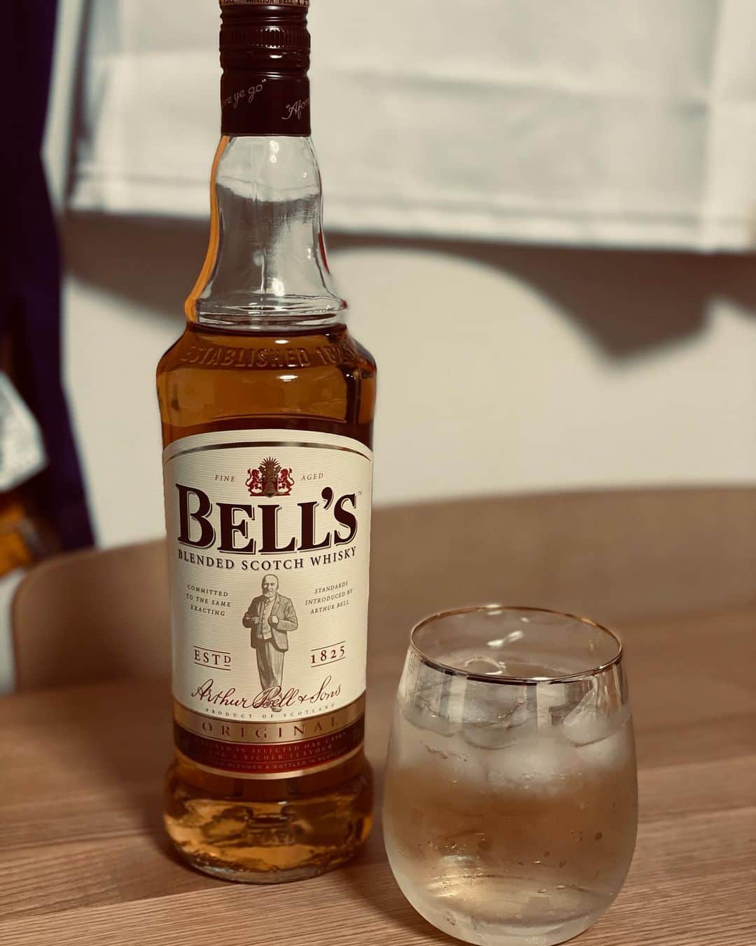 仲摩匠平のインスタグラム：「久々紹介。 お家時間の友。  もう少し一緒に頑張ろうね。 ・ ・ #お家時間 #頂き物に感謝 #自粛生活 #楽しみ方 #bellswhisky #scotchwhisky #whisky #makersmark #スコッチウイスキー #ウイスキー #ベル #ブレンデッドウイスキー #英国」