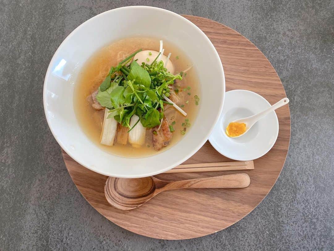 荒川晴菜のインスタグラム：「先日投稿させて頂いたラーメン屋のRachetteにまた食べに行きました🍜 私は期間限定の1日15食しか出されない「特選鴨しおラーメン」を頂きました😳 弾力のある鴨ととろっとろのフォアグラと半熟の味付け卵が入ってて美味しかったです🤤 今回もスープまで飲み干しました。笑  お店の住所 〒277-0827 千葉県柏市松葉町1-1-3 伊藤ビル１階  #Rachette #柏ランチ #ラーメン #柏ラーメン」