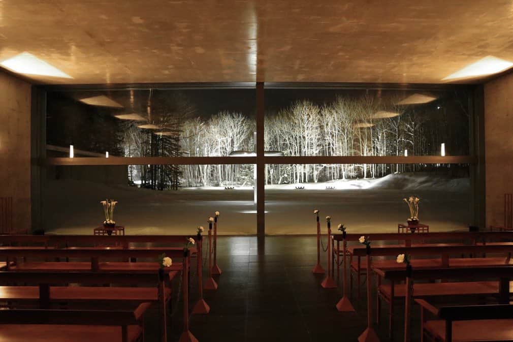 のインスタグラム：「Chapel on the water  冬には窓の外に一面雪景色が広がる水の教会。教会三部作と呼ばれる代表的な教会建築の一つ。トマムの自然との共生をテーマに、大自然の中に佇む十字架が印象的な教会です。  教会を通して自然に触れることで、いつのまにか素直な気持ちになっていく、そんな場所です。  #HoshinoResorts #星野リゾート #tomamu #hoshinoresortstomamu #星野リゾートトマム #トマム #risonaretomamu #リゾナーレトマム #risonare #リゾナーレ #北海道旅行 #星野集團 #Hokkaidotrip #水の教会 #chapelonthewater #氷の教会 #icechapel」