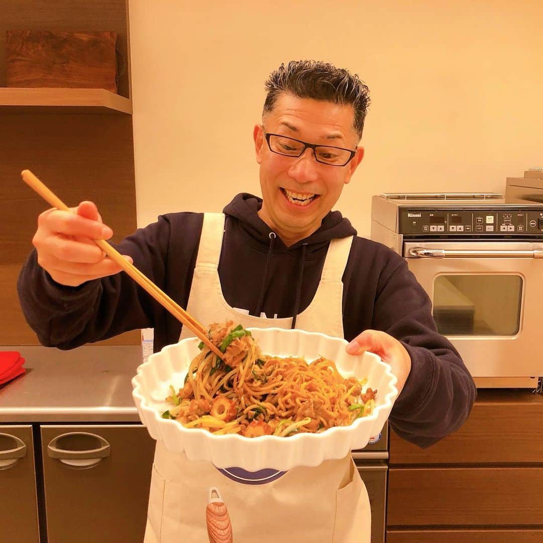のインスタグラム：「今日のてんじんNOWの中島食堂だすーーだすーー🤣🤣🤣  で、涙ぐましい家で一度やってみるの巻。 ちなみに、本番はもやしとニラで作っただすが、家ではキャベツと玉ねぎとニンジンで作っただすーー🤣🤣🤣  ポイントは、一度麺を揚げ焼きしとく事。 ちょっとパリッとした所が出来て、美味いだすよー🤣🤣🤣 焼きそばみたいなシンプルな料理だすが、完璧に作ると超美味しいだす😊  知っておいたら、一生、美味い焼きそば食べられるだす😊  豚こま100、麺1、もやし半袋、ニラ少々、竹輪一本の半分。鰹節。  #パリッと焼きそば #日田焼きそば　#ソースブレンド #晩ご飯焼きそば　#ホタテクリームコロッケ #大寒のたまご　#炊き立てご飯」