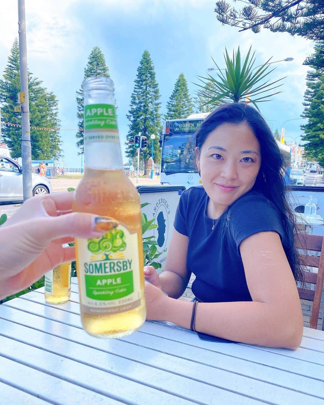 小野美公のインスタグラム：「夏とわしとサイダー🍺🌞🌺  #クージービーチ #シドニー　#アジアの人　#Sydney #Australia #coogeebeach」