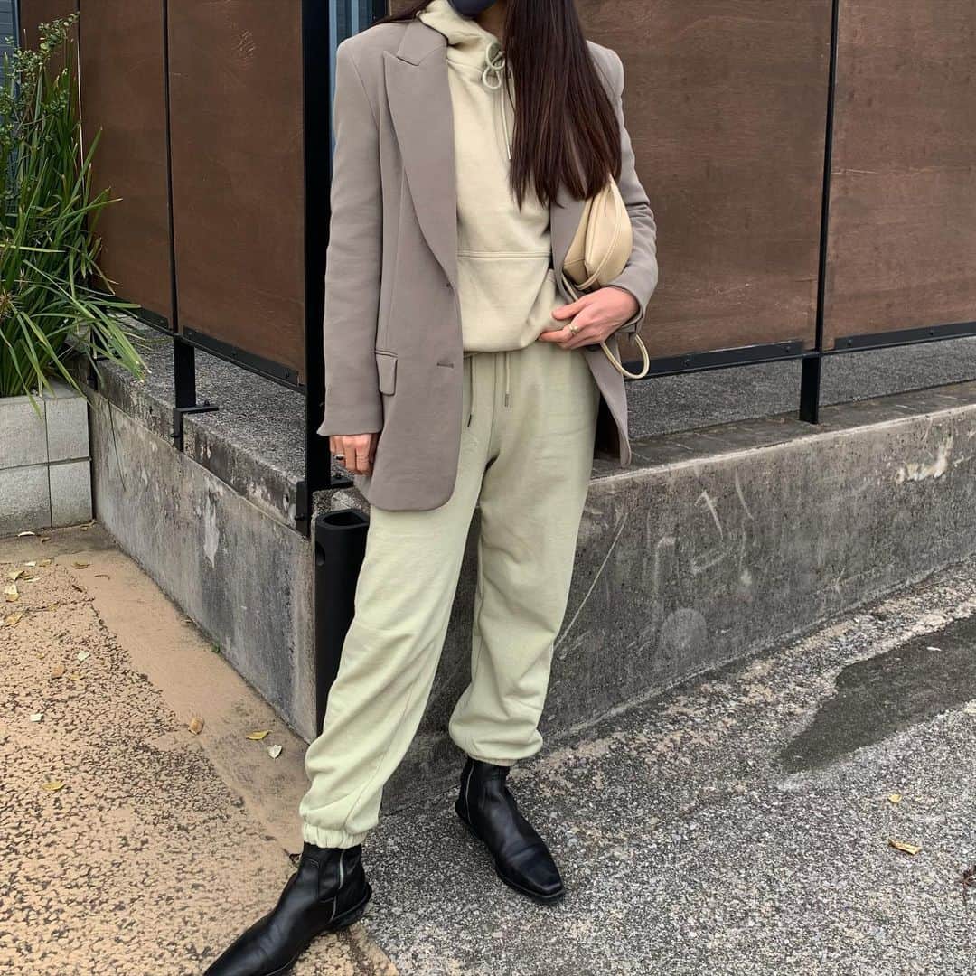 Alisaのインスタグラム：「今まで着たことなかった スウェットのセットアップ🌿  いつもジャケットと合わせるなら スラックスやかっちりめなものが多くて もちろんそういうスタイルが大好きだけど たまには挑戦することも楽しい！  スウェットにハマりそう、、😂❤︎  ☑︎qamar hoops @magnolia_tokyo   #ootd#outfit#coordinate」