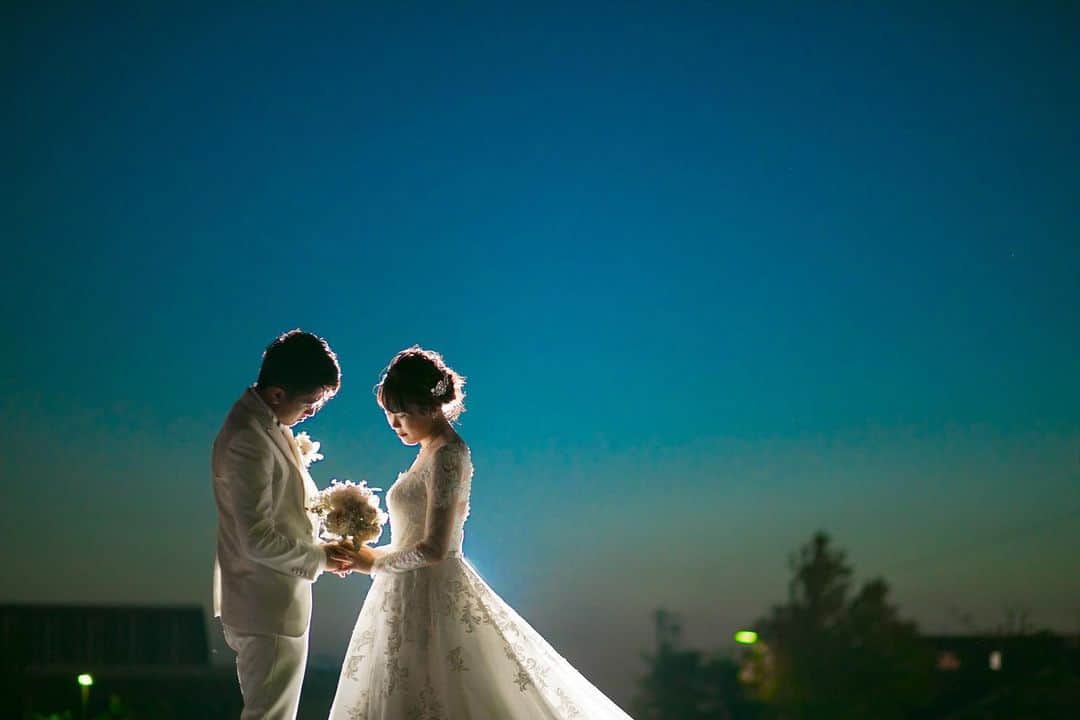 福井結婚式 福井結婚式場のインスタグラム：「. . 黄昏時での前撮り 青空と夕暮れのコントラストが 何とも言えない感動を呼ぶ、素敵な前撮りです . .」