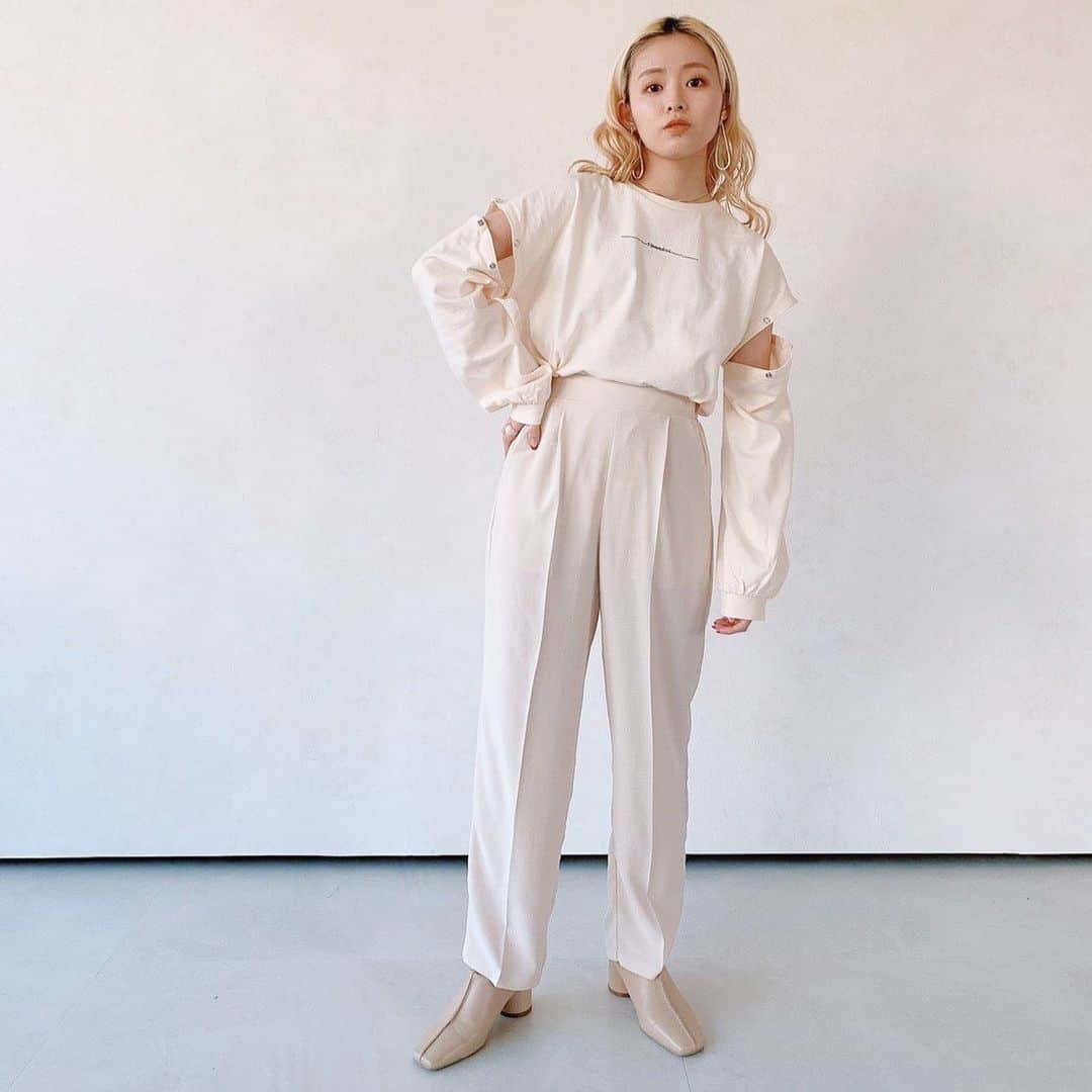 Vannie Officialのインスタグラム：「【センタープレスカラースラックスパンツ】¥2,700+tax   《styling》 華やかカラーがときめく…♡ 1枚で春のスタイリングが叶うカラーパンツです！ シャツやブラウスと合わせて春らしさいっぱいのコーデや、ラフにカットソーと合わせてシンプルキレイめコーデもおすすめ◎ さらっとした生地感なので、夏場まで着ていただけます♪   《detail》 ハイウエスト＆センタープレスが入っており脚長効果も抜群♪ ウエスト周りは全てゴムになっており履きやすさも◎ サイズ展開もあるので、様々な身長の方に履いていただける1枚です！   《fabric》 さらっとした生地感を使用しており、夏ごろまで着用可能です◎ ※裏地なし （透け感が気になる方はペチコート、又は色が響きにくいインナーの着用をおすすめしております）  ※詳しいお手入れ方法は商品タグをご参照ください。   #vannie_u#ヴァニーユー #ZOZOでしか買えない⠀⠀   お問い合わせはDMまでご連絡ください☺️」