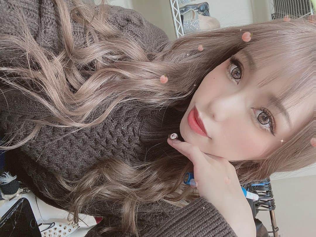 あゆかのインスタグラム：「雨ー☔️ だけど雨割りやるってよ！！ かわいい子いっぱいいるから よかったら見にきてね🥰 来る時はDMくれると嬉しいです！ そのときに詳細教えます！ DMは全部目を通してます😎 そして案件はちゃんとしてるところしか 受けません。ライバーなどもやりません。 今日もよろしくお願いします🥺  .  .  #千葉キャバクラ#千葉富士見キャバ嬢#千葉富士見町キャバ嬢#千葉富士見キャバクラ#arドレス#ジュエルズドレス#オンラインキャバクラ#ファッション好きな人と繋がりたい#ヘアメイク#お家スタイル#息してる？#followｍe4 #follow4like#followtrain」