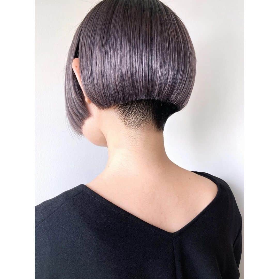 veticaのインスタグラム：「▼ vetica guest hair▼  ラベンダーを混ぜたシルバー✳︎ 刈り上げミニボブと合わせて、とことんクールに🌿  hair鹿山瑶子 @shikaaa____   #vetica #tokyo #harajuku #ladies #beauty #hair #cut #color」