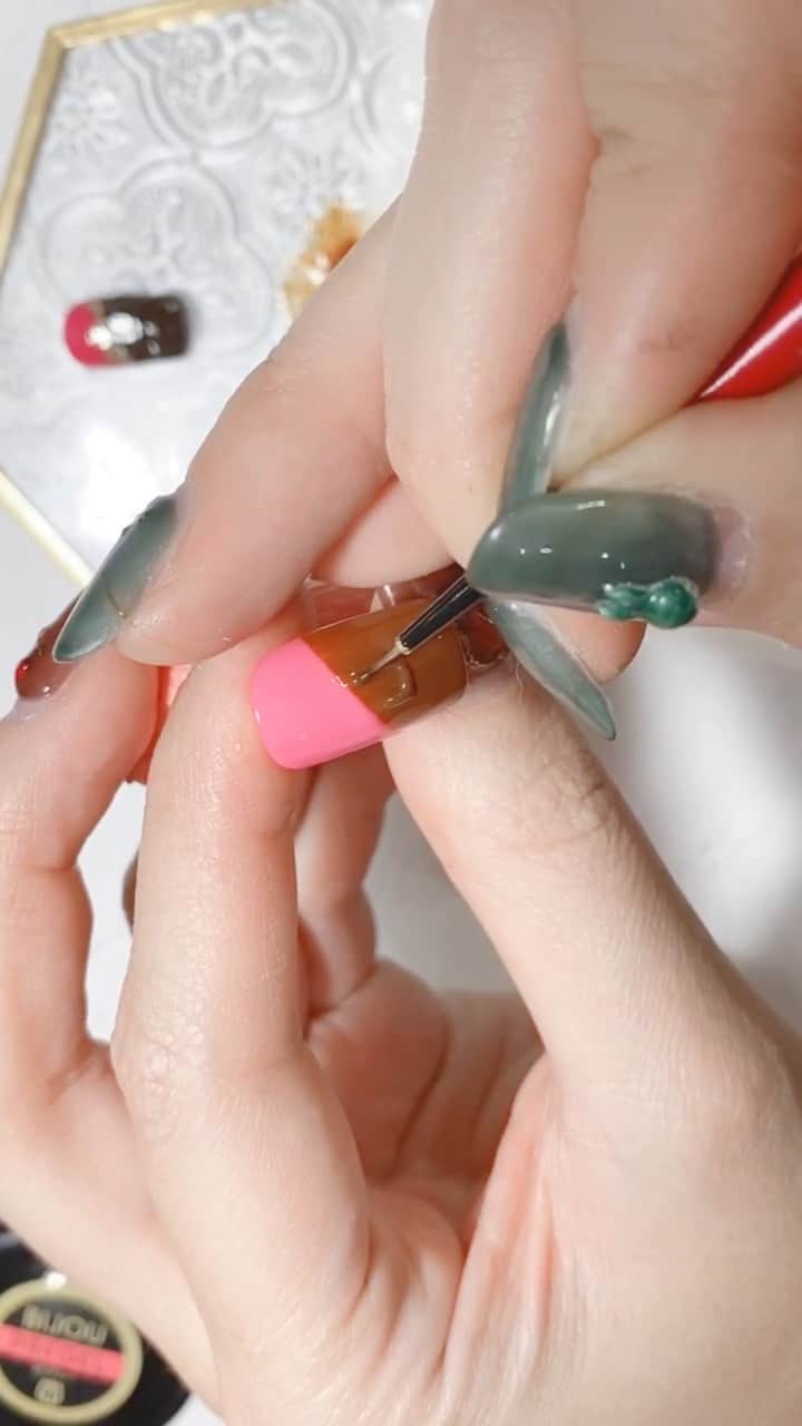なかやまちえこのインスタグラム：「今回使用したのは、PREGEL Muse M583ローズピンク、ex Cacao 258、ビジュー⠀ Betty gel シャイニングトップ、フロスティングマット、スカルプティングジェル⠀ PREXY 箔asian leaf  PREGEL・Betty gel・きまぐれキャット・PREANFA・PREXY商品は、ネイリストの方は↓ ⠀ プリモール @nail_premall ⠀ http://gelnailshop.com/ ⠀ ⠀ キャンディポケット @candypocket_official ⠀ http://www.beautysupport.jp/sm/script_main/shoptop.php ⠀ ⠀ セルフの方は↓ ⠀ ジョイアート @joyartofficial ⠀ http://joyart.biz/ ⠀ ⠀ にて購入頂けます☺️⠀⠀  ⠀ @pregelofficial @bettygel_official @prexyofficial @kimagure_cat_whim  #nail #nails #nailart #ネイル #美甲 #ネイルアート  #japanesenailart #manucure #japanesenails #manicurist #gelnails #أظافر #네일아트 #미용 #vẽmóng #ngườiđẹp  #เพ้นท์เล็บ #искусствоногтя #artedeuñas #เพ้นท์เล็บเจล #ジェルネイルデザイン #ネイルデザイン #senikuku #nagelkunst #valentinenails #バレンタインネイル #バレンタイン #valentine #チョコレートネイル #chocolatenails」
