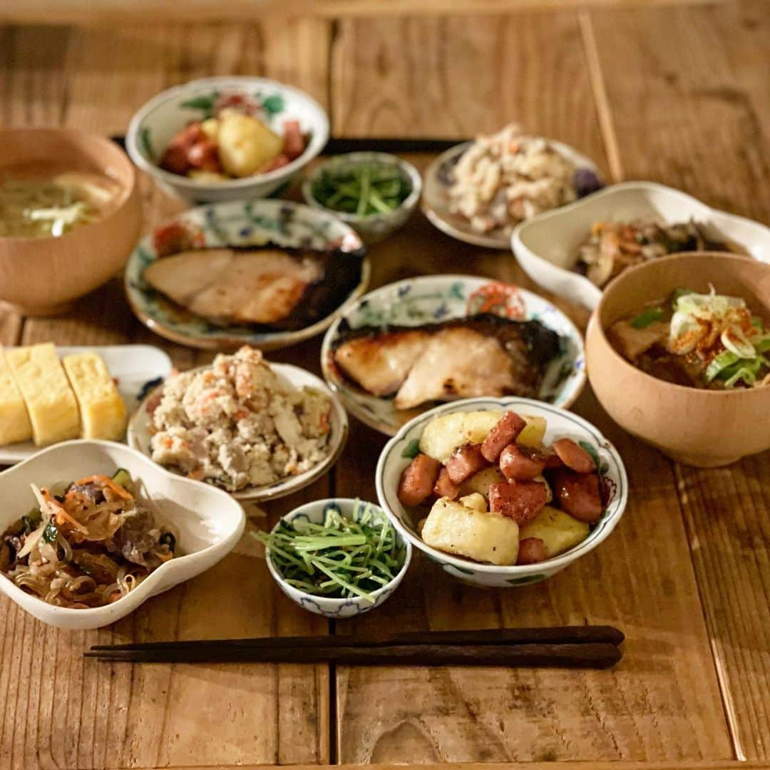 Atsukoのインスタグラム：「今日の晩ご飯 2021.01.23  ぶりの塩麹焼き おからの炊いたん チャプチェ ジャーマンポテト もつ煮込み 卵焼き 豆苗ナムル  朝ごはんの残りとか色々で晩ご飯。 今日は仕事だったので、作り置きしといたものでササッと。 ブリは初めて塩麹で下味冷凍したんだけど👉🏻ストーリーズへ😋 凄く美味しかった！ 塩麹につけて、ジップロックに入れ冷凍し、解凍したら焼くだけ。 塩麹に漬けたお魚は焦げやすいので、私はいつもクックパーに包んでグリルで焼き、最後に追加で2分くらい、ホイルを上部だけ外し焼き色を付けています。 味付け不要なのでお安い時に買っておけるのも便利😋😋👌 おからはそのままたべても美味しいけど、この後コロッケにリメイク予定です✨✨」