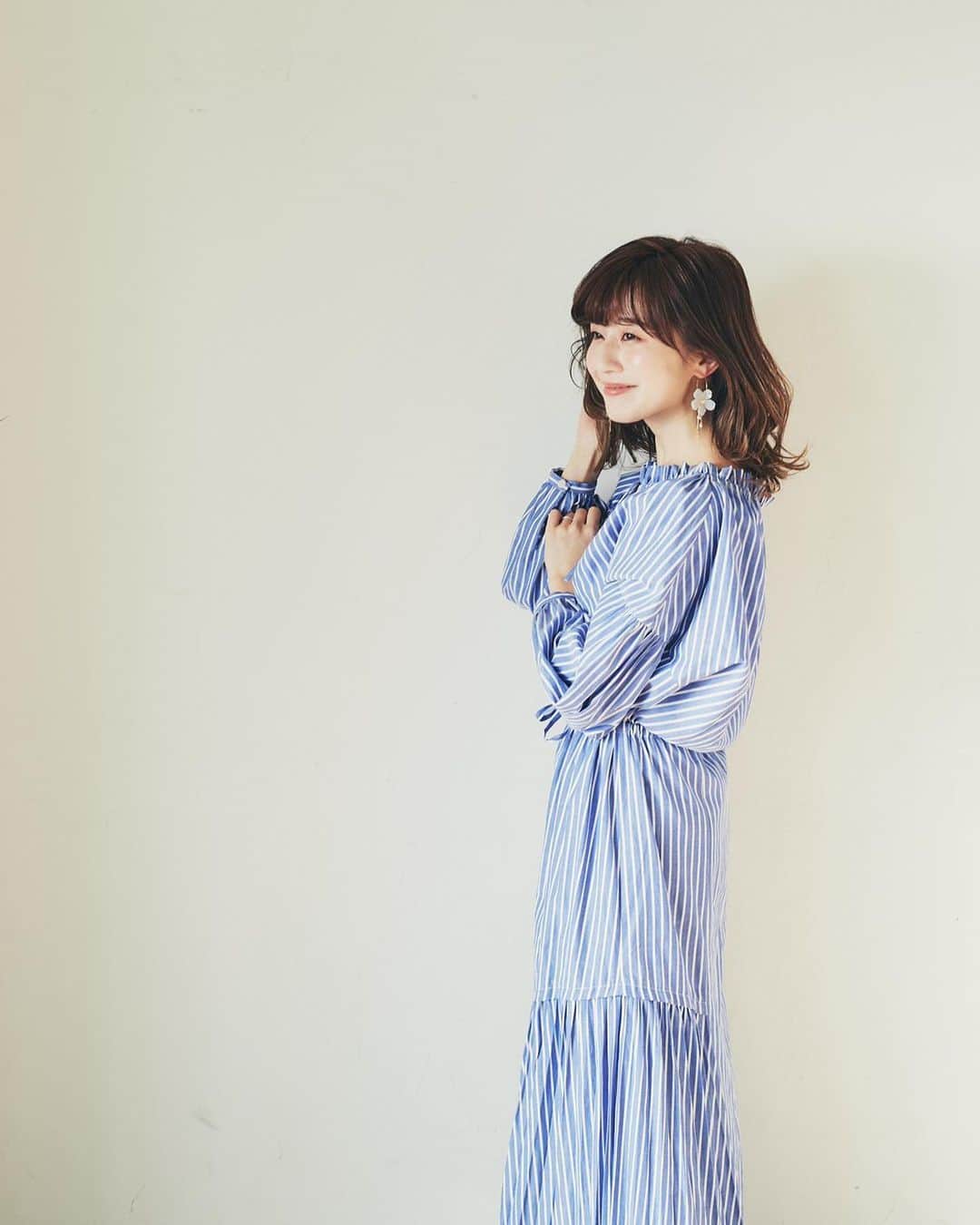 水野佐彩さんのインスタグラム写真 - (水野佐彩Instagram)「・ @laymee_official コラボワンピース コラボさくらピアス🌸 インスタライブありがとうございました❤️ 受注期間は2/1の13時までです😊✨ 👗¥16000(税抜) 4月中旬-お届け 🌸¥6200(税抜) 3月上旬にお届け  拘りが詰まったワンピースで🥺 私が探し求めていたワンピースを 100％作ることができて嬉しい🥲🤍🤍 授乳もできるよう ウエストから上はボタンになっていて 襟元にもあるリボンでオフショルダーにも できます✨✨ これもまた デコルテが綺麗に見える絶妙なラインです🥺✨✨ そして 妊婦さんにも対応できるくらい ウエストは余裕がありますが ぎゅっとブラウジングができるので 着膨れもしません🥰 プリーツがあると太って見える腰まわりはストンとさせて 膝下両サイドのみをプリーツにしました😊✨ 153cmの私がぺたんこ靴を履いても全く引きずらないワンピースですが 中にデニムを履いてチラ見せするのも可愛いんです👖  そして桜のピアスはずっと欲しかったアイテムで🌸 ワンピースとの相性も抜群です🤍 すごく軽くて真ん中のスワロフスキーがキラキラして 本当に可愛いです🌸❤️💕💕  ストーリーからサイトにとべるようにしておきます🤍 受注期間が1週間なので またすぐインスタライブもして みなさんの質問にも答えますね🥰🥰 本当にありがとうございました🤍  #LAYMEE」1月23日 20時48分 - saaya_mizuno