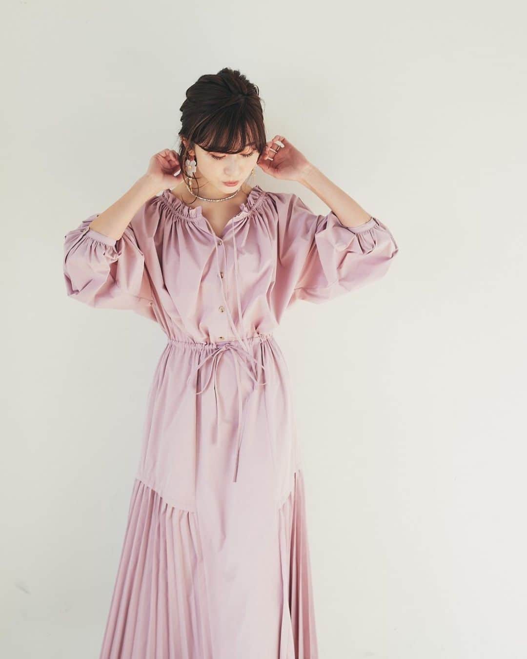 水野佐彩さんのインスタグラム写真 - (水野佐彩Instagram)「・ @laymee_official コラボワンピース コラボさくらピアス🌸 インスタライブありがとうございました❤️ 受注期間は2/1の13時までです😊✨ 👗¥16000(税抜) 4月中旬-お届け 🌸¥6200(税抜) 3月上旬にお届け  拘りが詰まったワンピースで🥺 私が探し求めていたワンピースを 100％作ることができて嬉しい🥲🤍🤍 授乳もできるよう ウエストから上はボタンになっていて 襟元にもあるリボンでオフショルダーにも できます✨✨ これもまた デコルテが綺麗に見える絶妙なラインです🥺✨✨ そして 妊婦さんにも対応できるくらい ウエストは余裕がありますが ぎゅっとブラウジングができるので 着膨れもしません🥰 プリーツがあると太って見える腰まわりはストンとさせて 膝下両サイドのみをプリーツにしました😊✨ 153cmの私がぺたんこ靴を履いても全く引きずらないワンピースですが 中にデニムを履いてチラ見せするのも可愛いんです👖  そして桜のピアスはずっと欲しかったアイテムで🌸 ワンピースとの相性も抜群です🤍 すごく軽くて真ん中のスワロフスキーがキラキラして 本当に可愛いです🌸❤️💕💕  ストーリーからサイトにとべるようにしておきます🤍 受注期間が1週間なので またすぐインスタライブもして みなさんの質問にも答えますね🥰🥰 本当にありがとうございました🤍  #LAYMEE」1月23日 20時48分 - saaya_mizuno