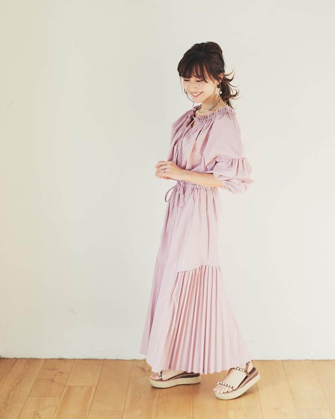 水野佐彩さんのインスタグラム写真 - (水野佐彩Instagram)「・ @laymee_official コラボワンピース コラボさくらピアス🌸 インスタライブありがとうございました❤️ 受注期間は2/1の13時までです😊✨ 👗¥16000(税抜) 4月中旬-お届け 🌸¥6200(税抜) 3月上旬にお届け  拘りが詰まったワンピースで🥺 私が探し求めていたワンピースを 100％作ることができて嬉しい🥲🤍🤍 授乳もできるよう ウエストから上はボタンになっていて 襟元にもあるリボンでオフショルダーにも できます✨✨ これもまた デコルテが綺麗に見える絶妙なラインです🥺✨✨ そして 妊婦さんにも対応できるくらい ウエストは余裕がありますが ぎゅっとブラウジングができるので 着膨れもしません🥰 プリーツがあると太って見える腰まわりはストンとさせて 膝下両サイドのみをプリーツにしました😊✨ 153cmの私がぺたんこ靴を履いても全く引きずらないワンピースですが 中にデニムを履いてチラ見せするのも可愛いんです👖  そして桜のピアスはずっと欲しかったアイテムで🌸 ワンピースとの相性も抜群です🤍 すごく軽くて真ん中のスワロフスキーがキラキラして 本当に可愛いです🌸❤️💕💕  ストーリーからサイトにとべるようにしておきます🤍 受注期間が1週間なので またすぐインスタライブもして みなさんの質問にも答えますね🥰🥰 本当にありがとうございました🤍  #LAYMEE」1月23日 20時48分 - saaya_mizuno
