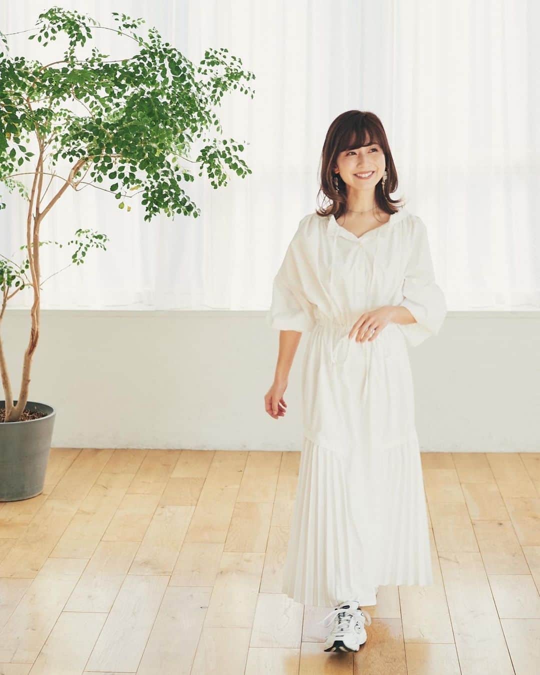 水野佐彩さんのインスタグラム写真 - (水野佐彩Instagram)「・ @laymee_official コラボワンピース コラボさくらピアス🌸 インスタライブありがとうございました❤️ 受注期間は2/1の13時までです😊✨ 👗¥16000(税抜) 4月中旬-お届け 🌸¥6200(税抜) 3月上旬にお届け  拘りが詰まったワンピースで🥺 私が探し求めていたワンピースを 100％作ることができて嬉しい🥲🤍🤍 授乳もできるよう ウエストから上はボタンになっていて 襟元にもあるリボンでオフショルダーにも できます✨✨ これもまた デコルテが綺麗に見える絶妙なラインです🥺✨✨ そして 妊婦さんにも対応できるくらい ウエストは余裕がありますが ぎゅっとブラウジングができるので 着膨れもしません🥰 プリーツがあると太って見える腰まわりはストンとさせて 膝下両サイドのみをプリーツにしました😊✨ 153cmの私がぺたんこ靴を履いても全く引きずらないワンピースですが 中にデニムを履いてチラ見せするのも可愛いんです👖  そして桜のピアスはずっと欲しかったアイテムで🌸 ワンピースとの相性も抜群です🤍 すごく軽くて真ん中のスワロフスキーがキラキラして 本当に可愛いです🌸❤️💕💕  ストーリーからサイトにとべるようにしておきます🤍 受注期間が1週間なので またすぐインスタライブもして みなさんの質問にも答えますね🥰🥰 本当にありがとうございました🤍  #LAYMEE」1月23日 20時48分 - saaya_mizuno