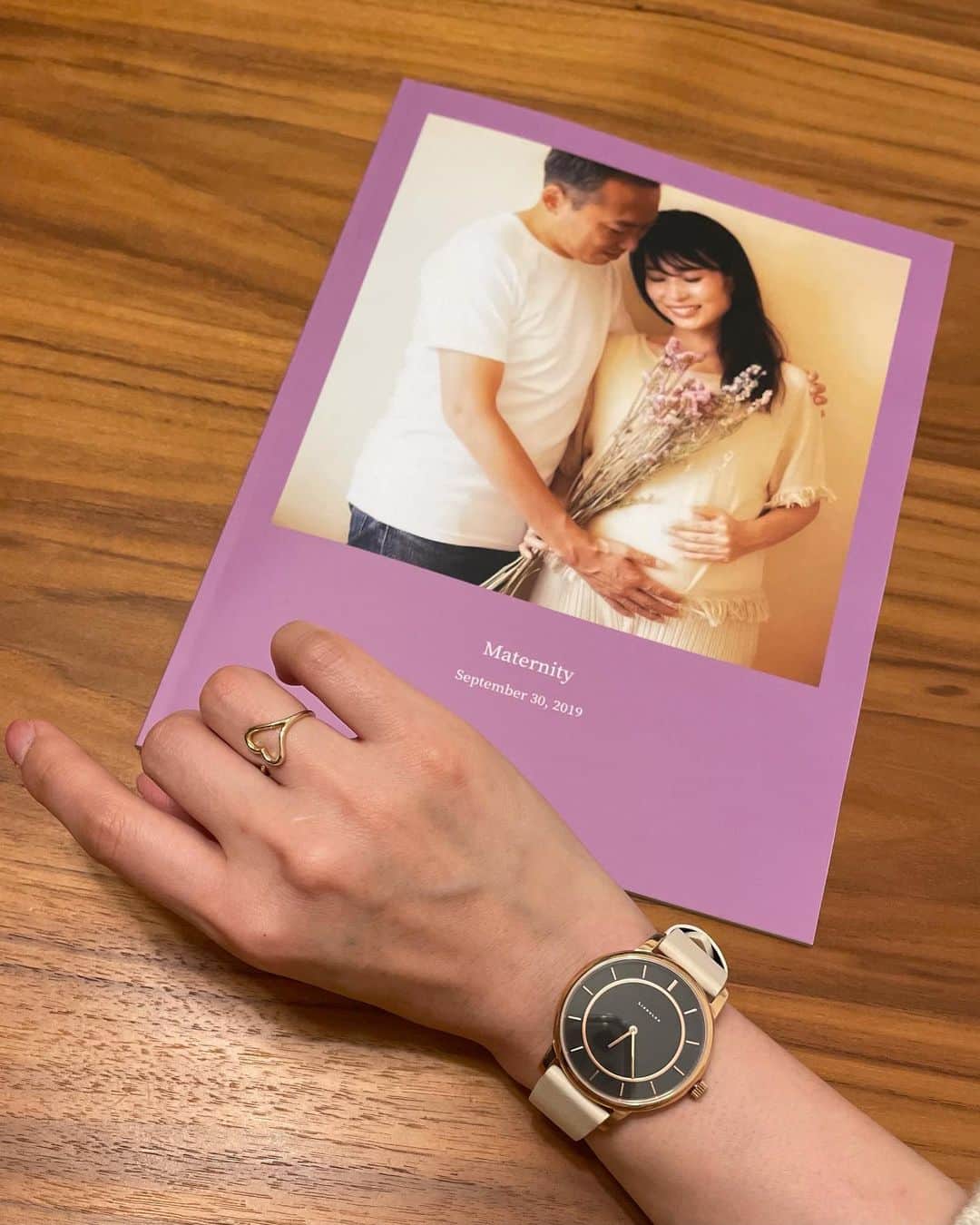 三佐和あやのインスタグラム：「思い出のマタニティフォトをBOOkにしたんですよ〜... 𓂅 𓈒𓏸𓐍 お腹の中には ぱくちゃん👶  最近 ストーリーズにアップしてる パパの男の 子育てシリーズが女性フォロワーさんに人気で こちらこそ温かい気持ちになります😂嬉しいです❤︎  いつもありがとうございます⤴︎⤴︎  *+________________+* Watch... @liakulea_japan   クーポン / 購入時お得です 10%適用 コード “m I s a w a u 16” ※2022年 2月まで有効  *+__________+* Thank you  by @shinji.k.photo 📸  #おきが #おきがくらぶ #家族写真 #家族 #しまうまプリント #手元くら部 #手元コーデ #手元倶楽部 #リアクレア #時計 #腕時計#liakulea #ハワイ #マタニティフォト #マタニティ #マタママ #妊活」