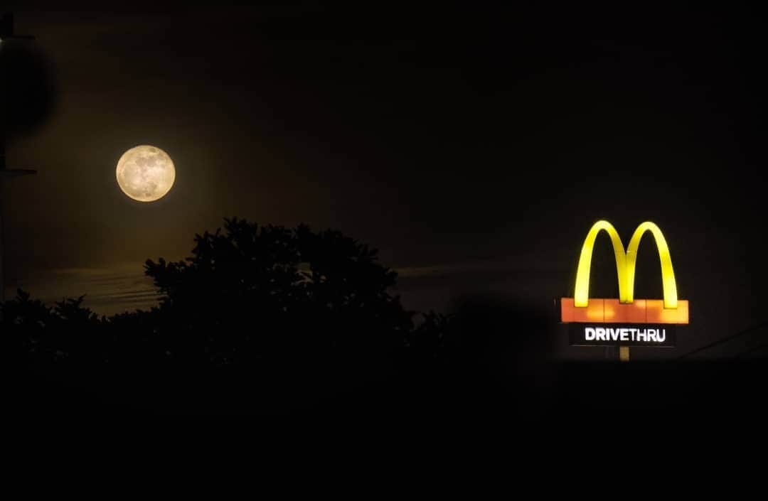 McDonald's Philippinesのインスタグラム：「Still hungry? Head to McDonald's for a late night snack! We keep our stores #MSafe so you can safely grab your McDo faves any time of the day. 🤤   Thanks for the shot, @stillsbyjem. ☺️」
