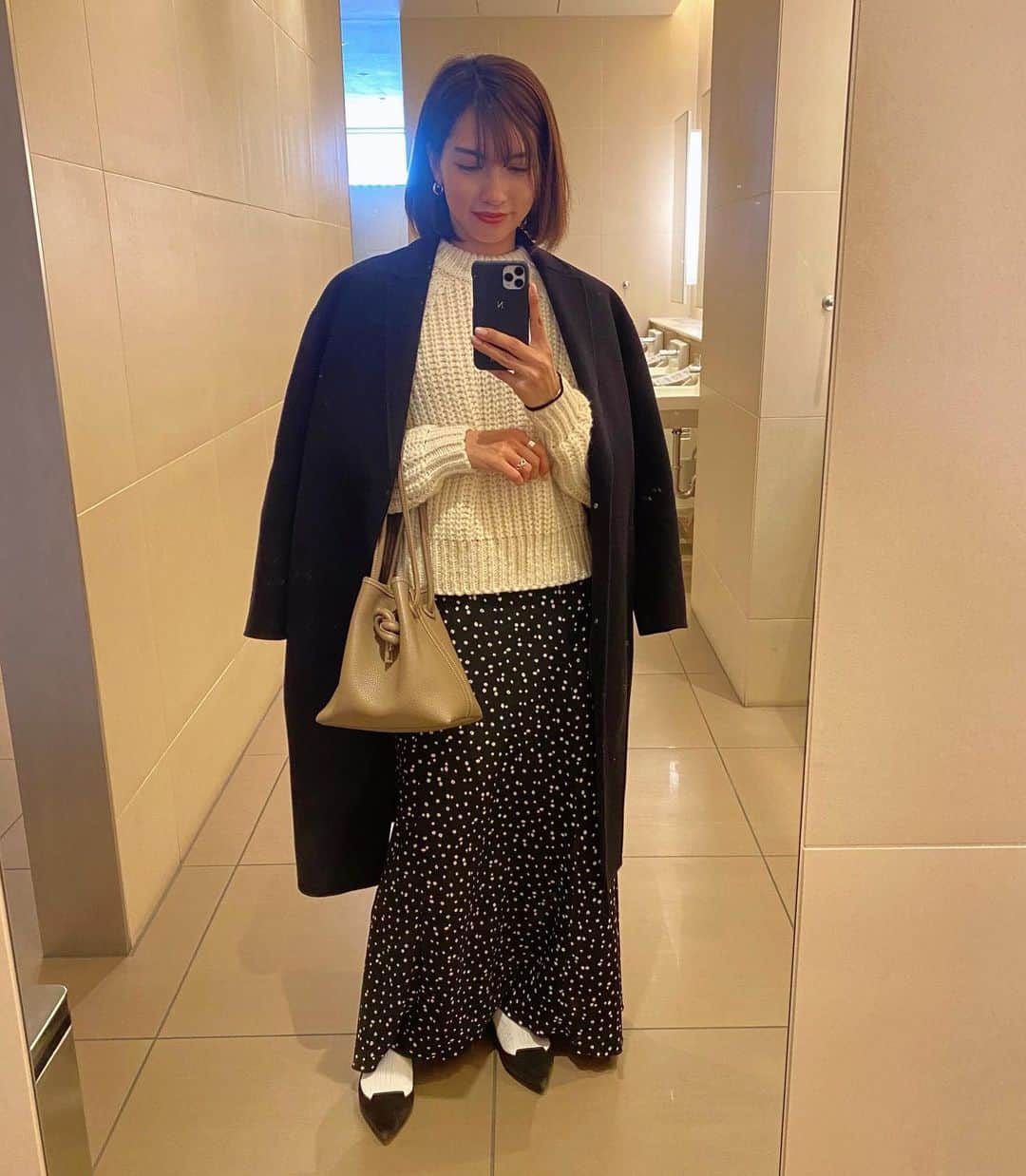 黒宮ニイナのインスタグラム：「なんて事ない日のコーデ☺️ 最近こんなコーデばっかり🤍  そういえば、今発売中のVERY2月号プチプラマイベストヒットsnapにちょっとだけ出ています☺️🤍 オシャレな方たちがたくさん出ているので勉強になります😆  今年はH&Mこニットが可愛すぎて 色違いで買ってたくさん着てる🧶プチプラなのにしっかりしていて高見えなので、この冬は他の高いニット買わずに済んで良かった😊  今日は☔️で寒かったので、お家でゴロゴロが幸せだなぁ🥰 夜中に☃️が降るみたいだからみんなでくっついて寝るのが1番❣️息子の寝相が悪すぎて、どんどん私の方にみんな寄ってくるので自然と温まって有り難い☺️ そんな小さなしあわせを集めると毎日ハッピーで居られるのかも💕  #今日のコーデ #シンプルコーデ #スカートコーデ #ママ #30代ママ #30代ママコーデ #2児ママ #2人育児 #男の子ママ #女の子ママ #兄妹ママ#ママコーデ #ママファッション #mama #mamacoordinate #mamafashion #galerievie #HM #adametrope #vasicbondmini #jimmychoo」