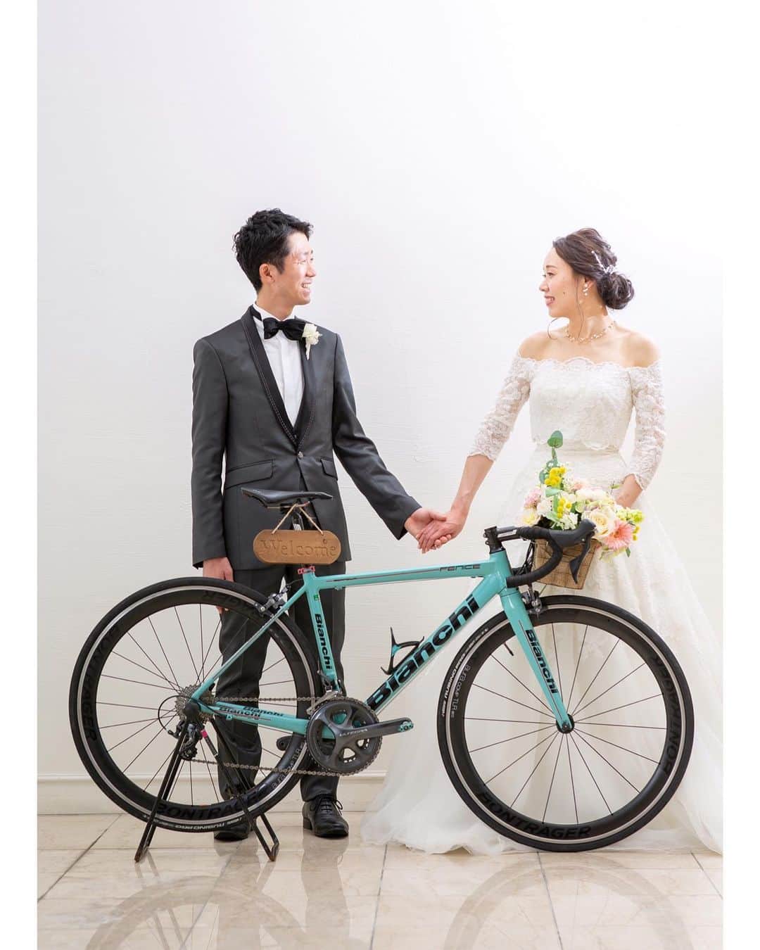 富山結婚式 ヴィラグランディス富山のインスタグラム：「， ， ， 【 #ロードバイク 】 ， お2人らしく✨ 新郎様の大好きなロードバイク🚲 ウェルカムグッズとしても活躍しましたね！ 大切な日に思い出として記念のお写真を♪ ， ， ， ， ， ， ， ， ， ， ， ★ブライダルフェア開催中★ ご予約はHPもしくは各予約サイト・Instagramの ダイレクトメッセージでも可能です♪ ， 皆様にお会いできる日を スタッフ一同楽しみにしております😊 ， ， ， ， ， ， ， ， ， ， #ロードバイク #ヴィラグランディス富山 他の写真も気になる方はプロフィールから 公式HPもご覧ください▶︎▶︎▶︎」