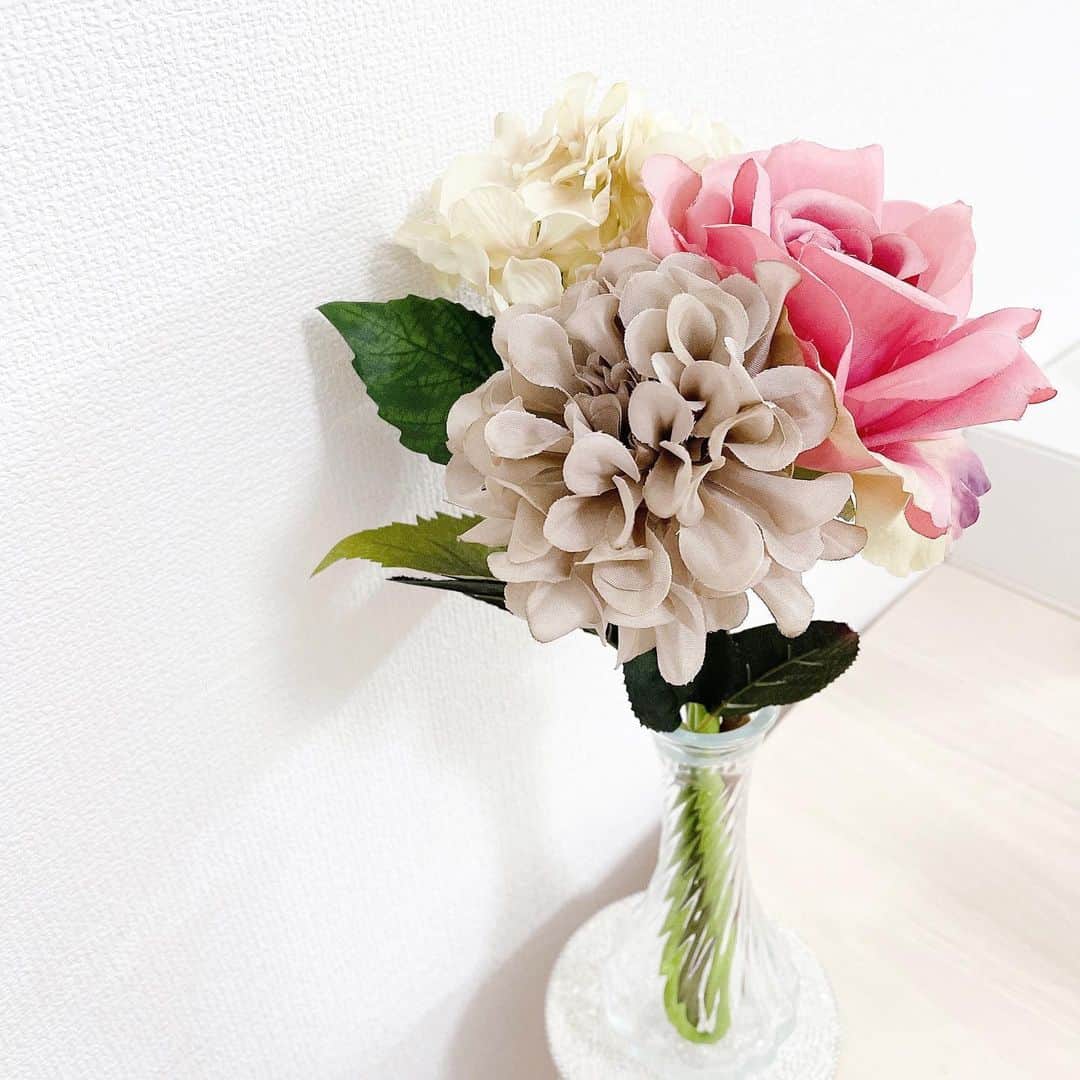 星野もえさんのインスタグラム写真 星野もえinstagram 造花だけどお花選ぶのすき 色と形と雰囲気考えながら Seriaで購入 Stay Home で お家がどんどん充実してく Stayhome お花のある暮らし セリア 100円ショップ 造花