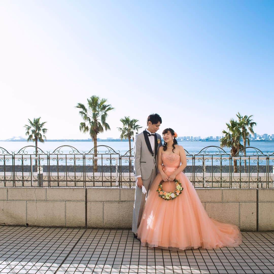 楽婚【公式】Instagramさんのインスタグラム写真 - (楽婚【公式】InstagramInstagram)「. ♡感動がいっぱいのリゾートWEDDING  東京湾をバックに爽やかな笑顔のおふたり＊。+ 余興やサプライズ演出が盛りだくさんの笑顔と涙があふれる 素敵なご結婚式でした♡  ♥先輩カップル：Yuhei & Narumi 会場：#グランドニッコー東京ベイ 舞浜  @rakukon をフォローして 『#楽婚』をつけて、 お写真の投稿大歓迎♡ 公式IGでリグラムされるかも！？  Webでご予約はTOPのURLより♡ ⇒@rakukon  #楽婚 #rakukon  #ベストアニバーサリー#ベストブライダル #フォトウェディング#ウェディングフォト #日本中のプレ花嫁さんと繋がりたい #プラコレ #marryxoxo #ウエディングニュース #花嫁 #卒花嫁 #プレ花嫁 #2021年冬婚#2021年春婚 #2021年夏婚 #2021年婚秋 #結婚式準備 #weddingdress #ウェディングドレス#カラードレス#ドレス #披露宴演出#挙式演出#結婚式演出 #ウェディングアイテム #ブーケ#余興#サプライズ」1月23日 20時58分 - rakukon