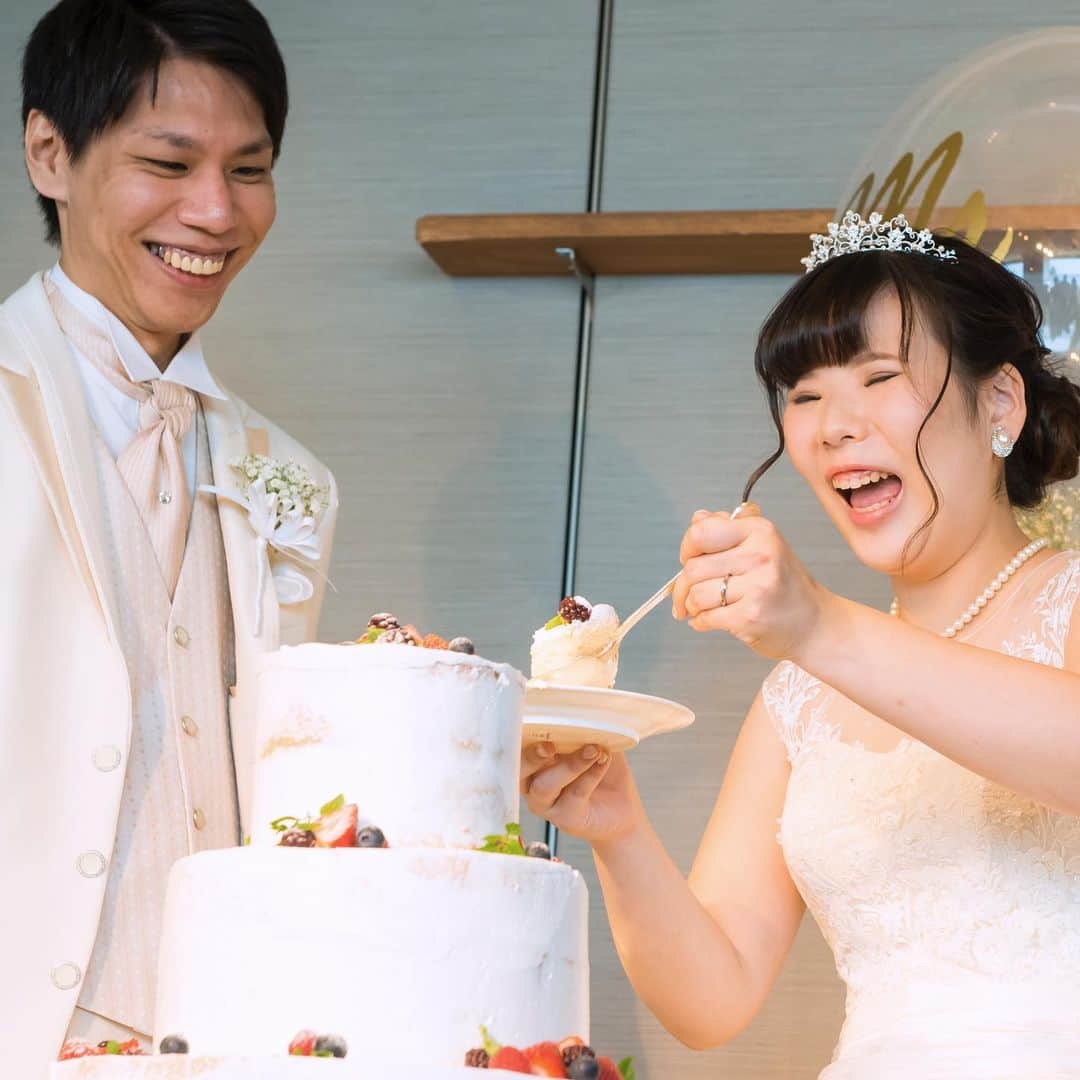 楽婚【公式】Instagramさんのインスタグラム写真 - (楽婚【公式】InstagramInstagram)「. ♡感動がいっぱいのリゾートWEDDING  東京湾をバックに爽やかな笑顔のおふたり＊。+ 余興やサプライズ演出が盛りだくさんの笑顔と涙があふれる 素敵なご結婚式でした♡  ♥先輩カップル：Yuhei & Narumi 会場：#グランドニッコー東京ベイ 舞浜  @rakukon をフォローして 『#楽婚』をつけて、 お写真の投稿大歓迎♡ 公式IGでリグラムされるかも！？  Webでご予約はTOPのURLより♡ ⇒@rakukon  #楽婚 #rakukon  #ベストアニバーサリー#ベストブライダル #フォトウェディング#ウェディングフォト #日本中のプレ花嫁さんと繋がりたい #プラコレ #marryxoxo #ウエディングニュース #花嫁 #卒花嫁 #プレ花嫁 #2021年冬婚#2021年春婚 #2021年夏婚 #2021年婚秋 #結婚式準備 #weddingdress #ウェディングドレス#カラードレス#ドレス #披露宴演出#挙式演出#結婚式演出 #ウェディングアイテム #ブーケ#余興#サプライズ」1月23日 20時58分 - rakukon