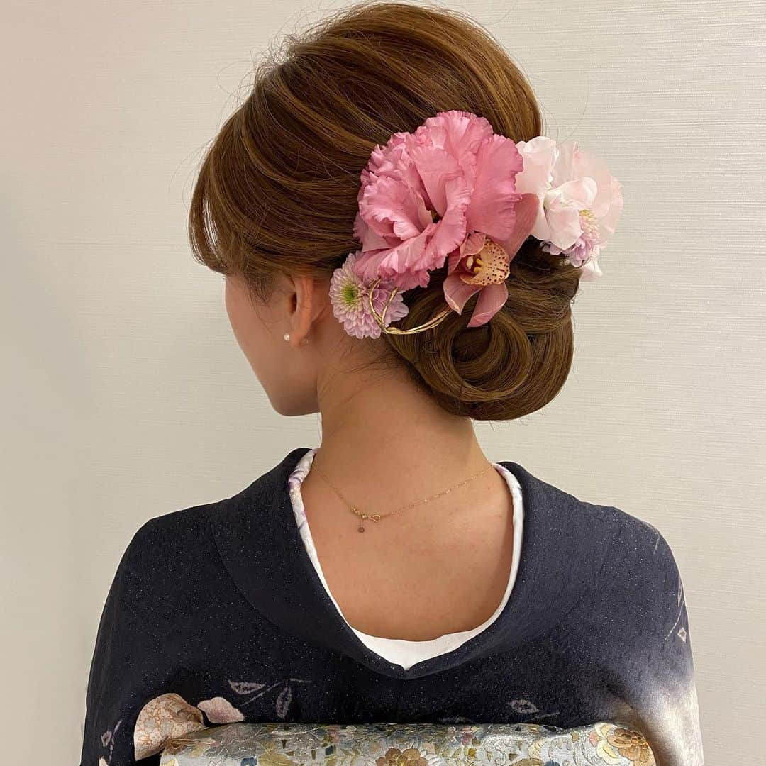 Tomoyo Kitamuraさんのインスタグラム写真 - (Tomoyo KitamuraInstagram)「先日のお客様♡ ふんわりシニヨンに生花も可愛い  #ヘアメイク #ヘアセット #ヘアアレンジ #ヘアスタイル #銀座#美容師 #ウェディング#ウェディングヘア #ブライダル#ブライダルヘア #結婚式#プレ花嫁#花嫁#前撮り#着物#浴衣 #シニヨン#ダウン#夜会巻き #ヘアメイクリハーサル #bride#bridehair#bridal#updo#upstyle」1月23日 21時08分 - tmy_o3.pugmi