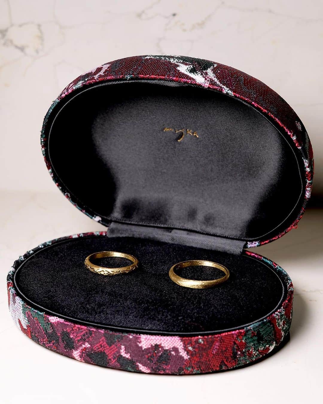 muskaさんのインスタグラム写真 - (muskaInstagram)「京都のお取扱店にてmuskaのジュエリーをご覧頂いたことがきっかけで、オーダー頂いた結婚指輪。 第六夜の応接室にてデザイナーとゆっくりとご相談頂く中で、こちらのデザインにお決めになられました。 形状は宝飾の歴史の中でも、古くから愛されているシルエットをベースに、18金イエローゴールドでお作りし、片方には幸福のシンボルであるチューリップのオリジナルの植物文様を手彫りでお入れしています。 リングの内側にはお二人のメッセージと、ブランドロゴの代わりに、幸福を象徴するチューリップの刻印が入っています。」1月23日 21時00分 - muska_jewelry