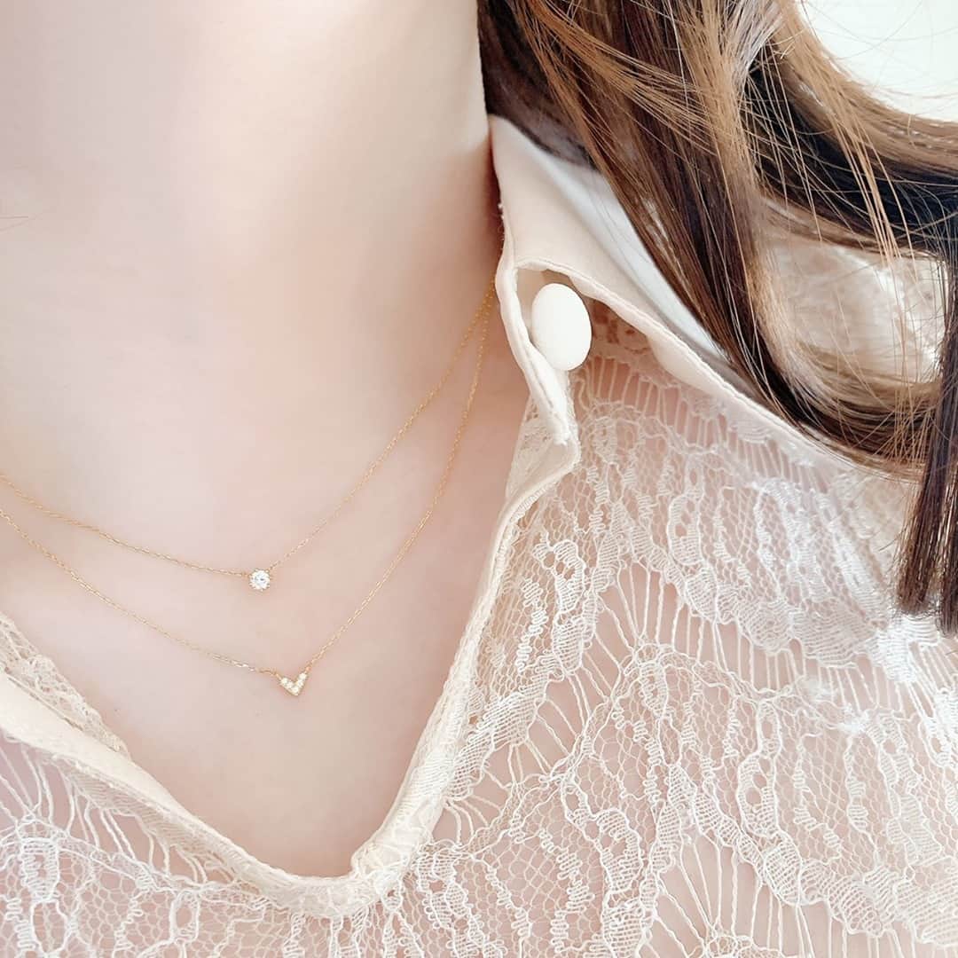 アーカーさんのインスタグラム写真 - (アーカーInstagram)「. 無垢の愛や清らかな心、幸福を花言葉に持つ“かすみ草”をテーマにしたBBネックレスと、繊細で可憐なハートのローラハートネックレスの重ねづけコーディネート💕 . #AHKAH #jewelry #necklace #present #アーカー #ジュエリー #ネックレス #プレゼント」1月23日 21時00分 - ahkah_official