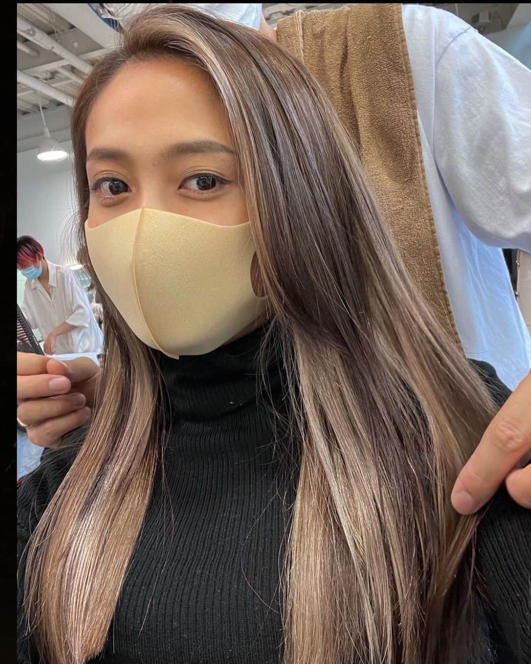 神能裕貴のインスタグラム：「🌫ラフで色気のある海外ヘアー🌫 . . 【エフォートレスカット】 ◉ラフに決まるセットも簡単なカット. ◉ハンパ丈のbangsで色気を演出！ ◉飾らず、抜け間のある雰囲気に！ ◉軽やかで美しい女性. . . 【海外ラフハイライト】 ◉根元は暗めでクールな印象&後がラク. ◉毛先へのグラデーションで顔が明るく見え、肌が綺麗に見える！ ◉bangsに入るハイライトでお顔のハイライト効果を実感! ◉自信と魅力のある女性.  以上の効果が期待できます💫  #effortlesscut#balayage#highlight#shadowroot#ombre #オンブレ#オンブレカラー#ハイライト#バレイライト#バレイヤージュ#海外ヘアー#リアル海外ヘアー#ラフカット#エフォートレスカット#ラフで適当がカッコいい#ラフで色気のあるヘアー#キャメルブラウン#SHIMA#色気#セクシー#sexy#ラフ#クール#髪型ではなく色気を買う時代」