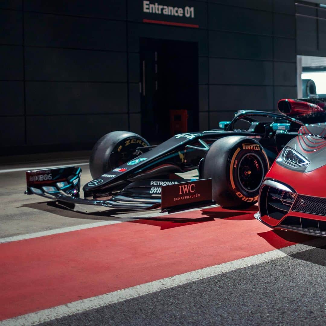 MERCEDES AMG PETRONASさんのインスタグラム写真 - (MERCEDES AMG PETRONASInstagram)「F1 tech on the track 👉 F1 tech on the road 🤓😍」1月23日 21時02分 - mercedesamgf1