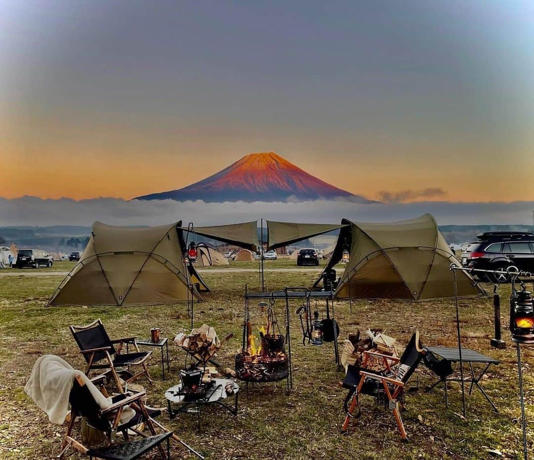 CAMP_HACKさんのインスタグラム写真 - (CAMP_HACKInstagram)「富士山をセンターにしたVタープ2連結張り！　赤富士の裾に雲が広がって、天空のキャンプ場のようにも見えますね。 . . from CAMP HACK . CAMP HACKであなたのキャンプライフを取材します！ 『#camphack取材』を付けて投稿！ . Photo by @naoki_high_wand さん . #camp #camping #camphack #outdoorlife #outdoor #trip #travel #japan #followme #weekend #travelling #outdoorgirl #family #familytrip #キャンプ #アウトドア #キャンプ道具 #キャンプ初心者 #家族 #外遊び #自然 #キャンプ場 #お出かけ」1月23日 21時03分 - camp_hack