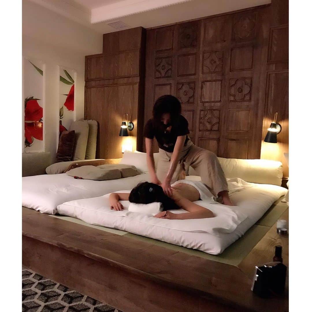 大原かおりのインスタグラム：「先日行ったオシャレすぎるSPA❤️ 頑張っているご褒美に…と大先輩が招待してくれました〜👯‍♀♨️ ☺︎ 12月にオープンしたばかりの温泉プール付きスパ 『キャットボー✨』 @aromanspa.cat_bo  プールは全長7mもあって完全貸切り♡♡♡ 素っ裸でも水着持参で行ってもOK!! 私は1人で行ったので素っ裸で思いっきり泳いでしまった🏊‍♀️💕w ☺︎ 温泉とプールで体を温めた後には、オシャレな個室に移動してオイルトリートメントで極楽気分でした♬ しかもマッサージオイルがジョンマスターでした💖 「完全個室」なので他のお客様との対面もなく、ウイルス感染防止の取り組みもされていたので安心して行けます👯‍♀️🎶 めちゃくちゃ贅沢すぎるSPAでまた行きたくなりました😍💡 ☺︎ ✨aromanspa.cat-bo(アロマスパ-キャットボー)✨ 🏢 東京都千代田区一番町10-12 ☎️ 03-6380-9975﻿﻿ 🕑 営業時間 / 14:00〜 🖥 https://cat-bo.com ⑅*⸌◡̈⸍*⑅ #Catbo #SPA #キャットボー #半蔵門 #完全個室 #トリートメント #ジョンマスターオーガニック #貸切温泉プール #富沢温泉 #名湯を使った#隠れ家 #大人の隠れ家 #港区おじさん #港区女子 #オススメ #癒し #本物のスパ #極上の暇つぶし #高級スパ #トリートメント #ボディ #フェイシャル #デトックス #メンテナンス#aroma #JohnMastersOrganics #relaxation #SPA #👯‍♀️ #🏊‍♀️ #♨️」
