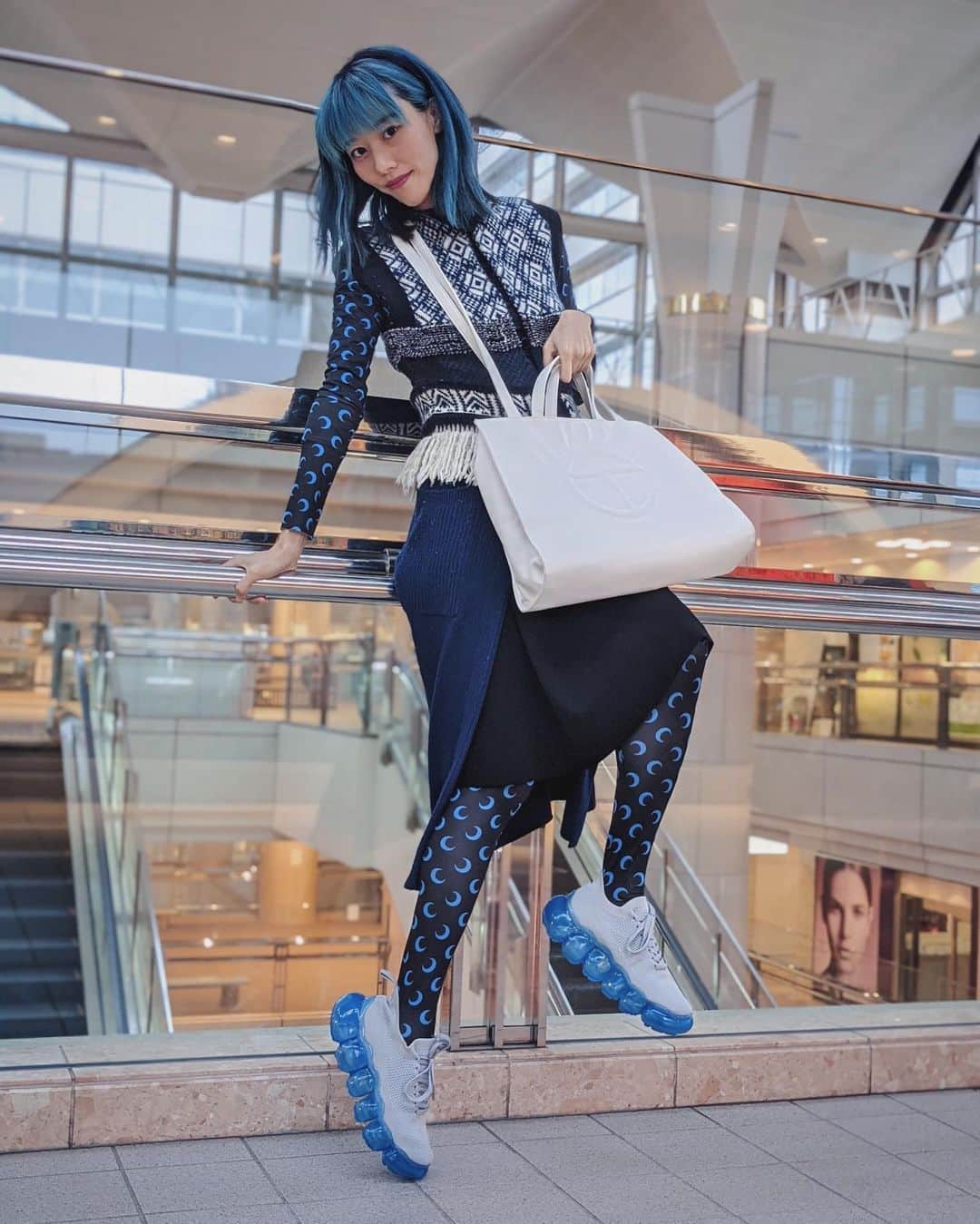 草野絵美のインスタグラム：「Blue from head to toes.💙💙💙  ずっと黒のを愛用してた grounds二足目は青いソールにした〜〜かわええ😍🤍 thanks so much @grounds.official 🎁 そして受注してた @telfarglobal の白バッグ使い倒す🥺🤍  👗 #marineserre #mamekurogouchi  👟 #groundsfootwear  👜 #telfarglobal」