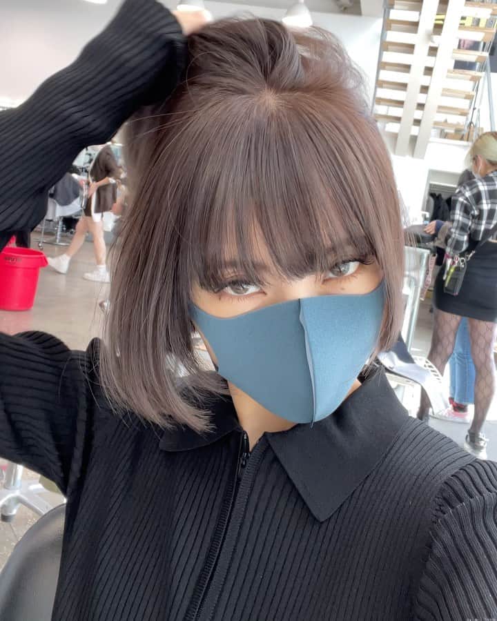 神能裕貴のインスタグラム：「🌫 透ける海外ヘアー 🌫 光に透ける海外カラーは品のあるヘアーにはマスト. 言葉ではなく、動画で見てください💫  #effortlesscut#balayage#highlight#shadowroot#ombre #オンブレ#オンブレカラー#ハイライト#バレイライト#バレイヤージュ#海外ヘアー#リアル海外ヘアー#ラフカット#エフォートレスカット#ラフで適当がカッコいい#ラフで色気のあるヘアー#キャメルブラウン#SHIMA#色気#セクシー#sexy#ラフ#クール#髪型ではなく色気を買う時代」