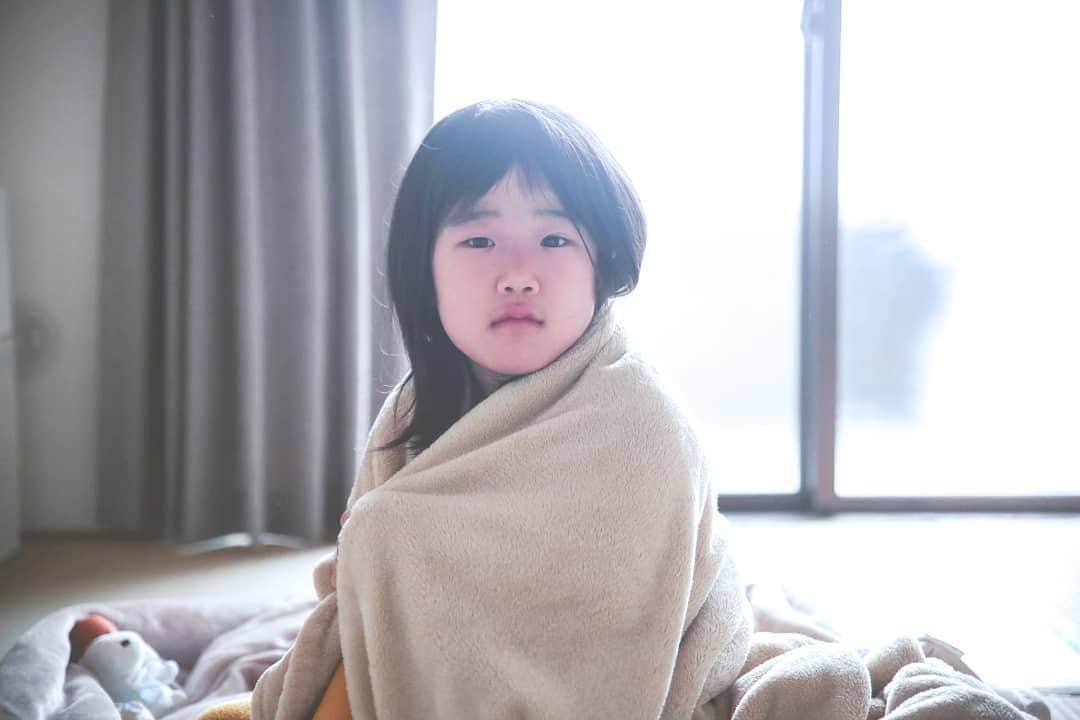 石井寛子のインスタグラム：「明日、雪降るといいな☃  #ママフォトグラファー #こどもと暮らす  #冬 #毛布大好き #雪待ち」