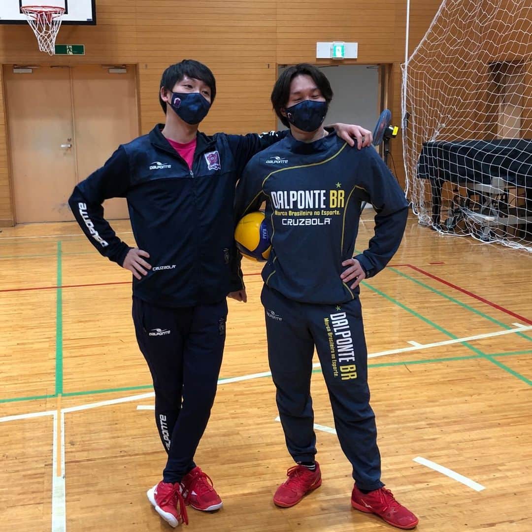 浅岡遥太のインスタグラム：「僕の高校一個上の日隈先輩とのツーショット🌸 いい時も悪い時も（いい事する時も悪い事する時も）いつも一緒にいる先輩（友達）です。 せっかくなのに目瞑ってます。笑 けど僕の人生の中で本当に必要な存在です。（may be） けど1番好き。これからもよろしく❗️  #東京スリジエ﻿ #tokyocerisier #千代田区地域密着型バレーボールチーム #神田﻿ #tokyo #バレーボール﻿ #千代田区﻿ #chiyoda #地域密着型﻿ #地域密着 #volleyball﻿ #beachvolleyball #dalponte﻿ #とまり木整骨院﻿ #ティーエルサービス #神田和食そらみち﻿ #神田丸屋　 #武蔵家酒店 #大塚製薬 #tomatsubmw #ママネーナの学校 #colancolan #さんくーる #sandblock #ZAMST　 #ZAMSTチャレンジャー」