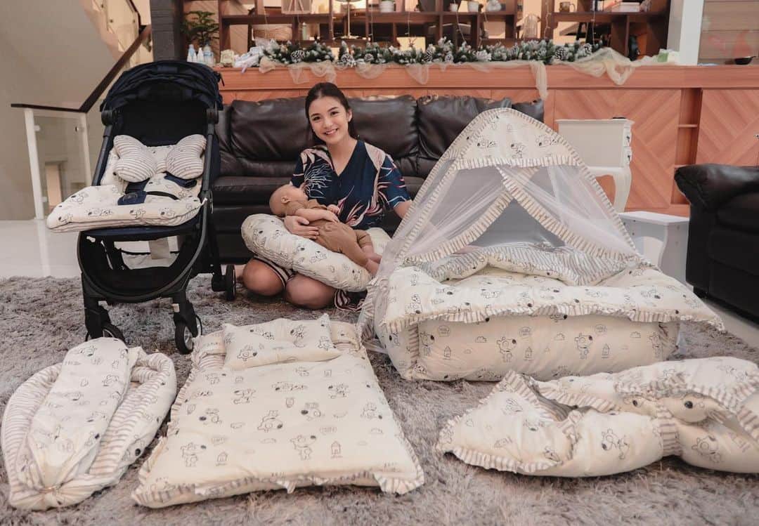 チェルシー・オリビアのインスタグラム：「Tanggal 20 kemarin tepat 3 bulan usia Dante dan aku seneng banget karna sekarang dia makin anteng dan jarang rewel lagi kalo tengah malem ❤  Tapi ada lagi nih yang bikin aku happy karna perlengkapan baby yang aku pesen udah dateng! Ini aku beli lagi satu set perlengkapan buat Dante dan pastinya aku selalu pesen di tempat langganan aku di @bumbee_collection  Dari dulu aku suka semua produk Bumbee karna bener2 awet dan berkualitas.. apalagi sekarang udah banyak motif yang beragam dan lucu2. Jadinya sekarang aku gak perlu cari kemana-mana lagi karna di @bumbee_collection semua keperluan buat Dante udah tersedia ❤」
