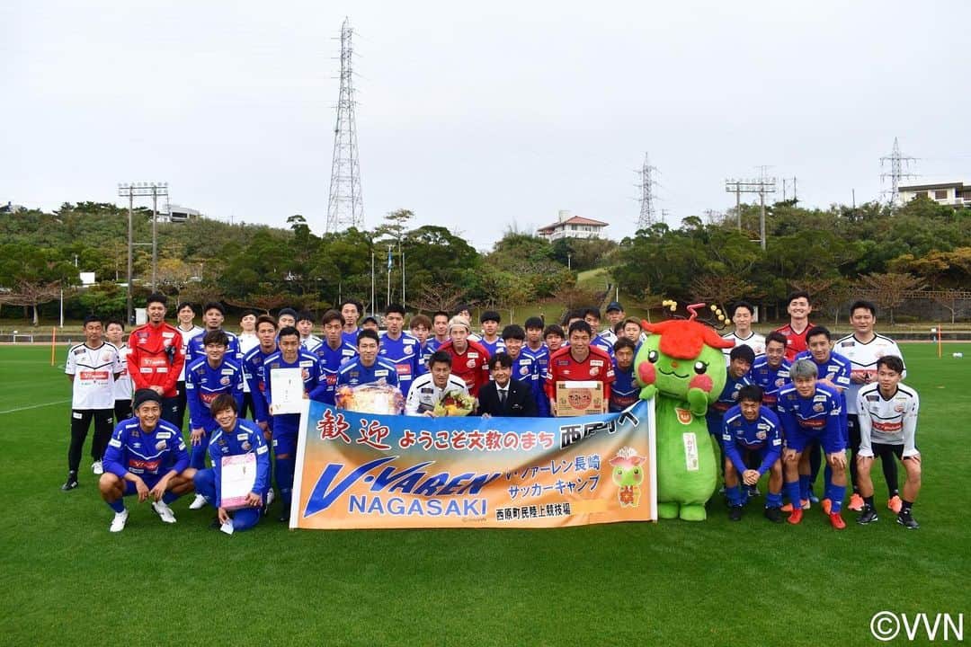都倉賢のインスタグラム：「今日から沖縄キャンプキャンプが始まりました。 素晴らしいピッチコンディションと受け入れ体制を整えて下さった西原町の方々本当に有難うございます。コロナ禍でなかなか皆さんと触れ合う事は叶いませんが、ここで素晴らしいトレーニングを積み必ずJ1昇格します！！！  沖縄キャンプはフィジカル面の向上がメインなのでかなりハードになると思いますが皆んなで盛り上げながら乗り切っていきます💪💪💪  #タグ付けの位置 #あっヴィヴィくんじゃなかった」