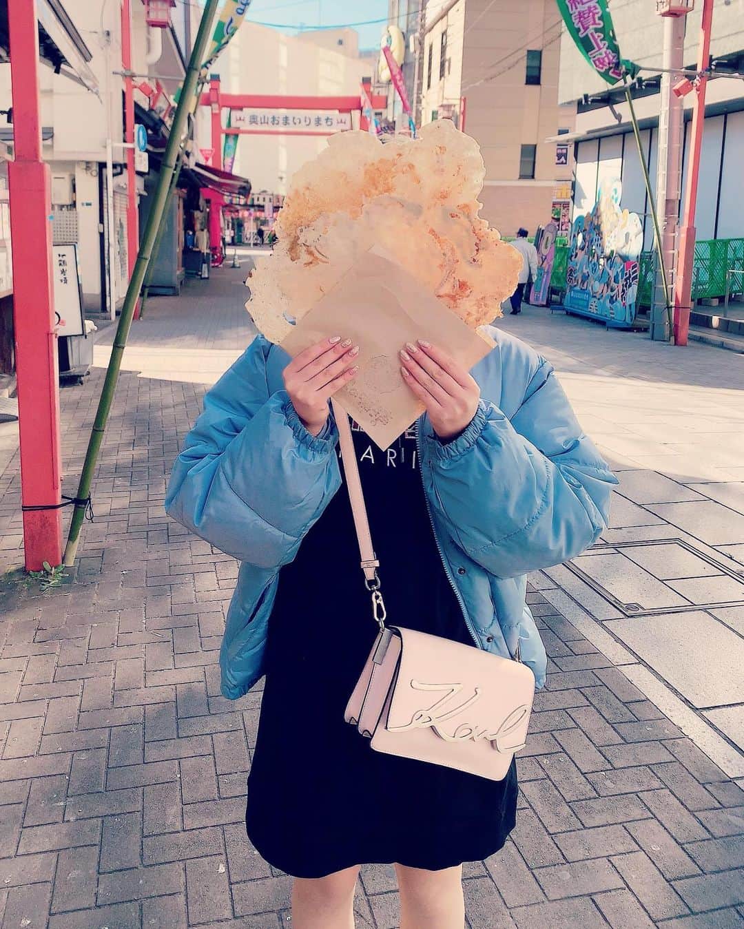 のインスタグラム：「♡ . . 浅草ちゃんで 食べたかたやつ 食べたあ🐙🐙🐙💕 . . (この後、強&風すぐて タコせんが折れてちまたことわ ここだけのおはなち🤫㊙️) . . . #われち語 #浅草 #浅草グルメ #たこの鳴き声 #🐙 #浅草グルメ食べ歩き #浅草カフェ #浅草食べ歩き #浅草観光 #初詣コーデ #初詣⛩ #KENZO #karllagerfeld #歳女 #年女 #2021 #新年 #happynewyear #女子大生 #ボブ女子 #金髪女子 #팔로우 #셀피 #셀스타그램 #instafashion #食べるの大好き #instafood #instapic #たこせん #instaphoto」