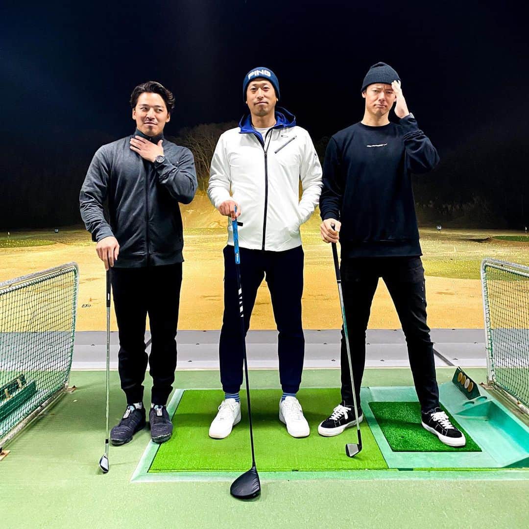 金尾玲生のインスタグラム：「.  🏌️‍♀️ 🏌️‍♂️ 🏌️   昨日は打ちっ放しへ。  野球で打つ事はできるけど、ゴルフはまたまた全然違くて本当に難しかった…  でもその難しさと、うまく打てた時の快感がGolfの魅力なのかなーと感じましたー。  さーコース回れるように練習するぞー！  しょっぱなから @takeru_tsuchiya さんに教えてもらえて幸せです🙇🏽‍♂️🙇🏽‍♂️🙇🏽‍♂️  @juunnya 君またやりましょ✌︎  #golf #湘南ゴルフクラブ」