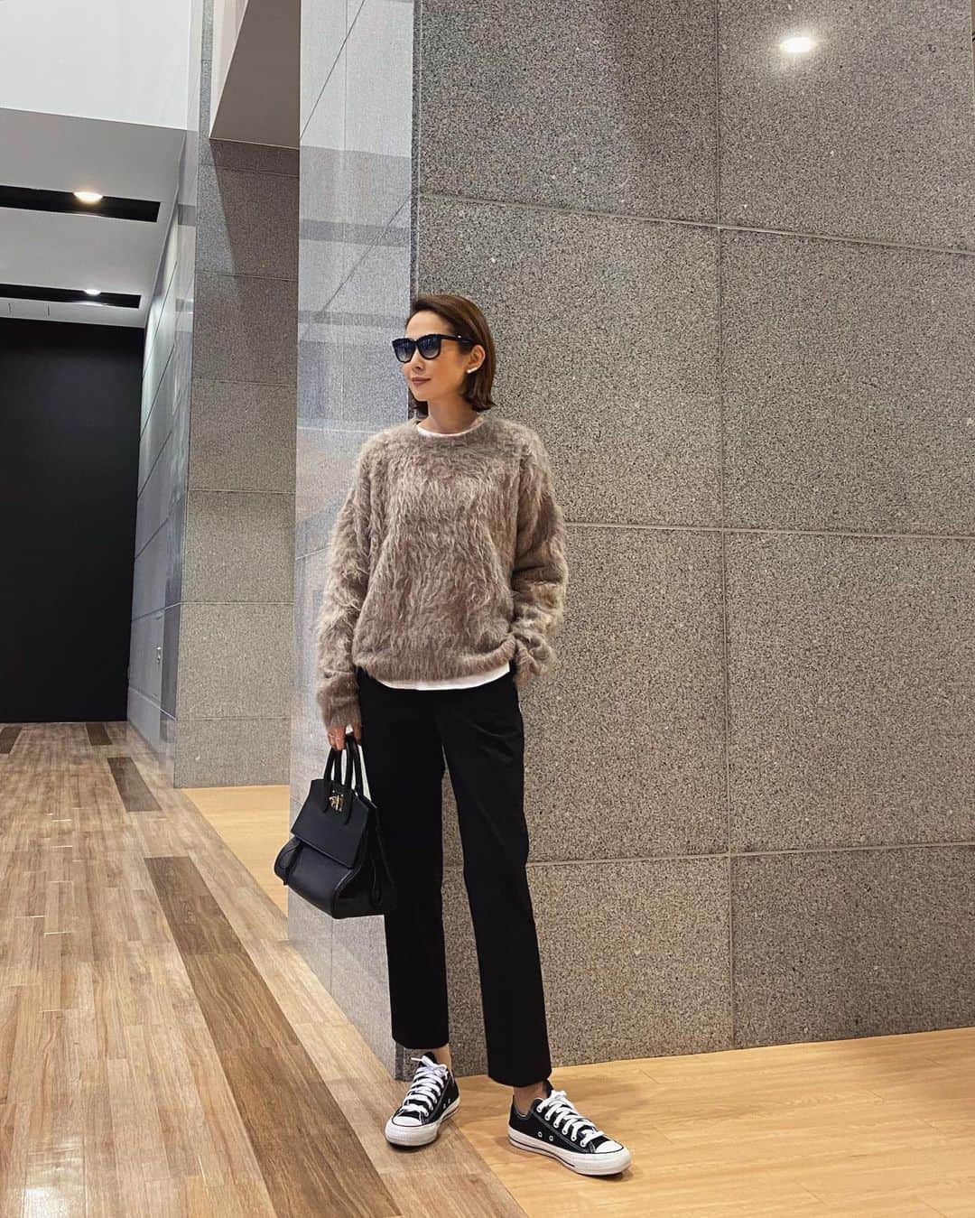 のインスタグラム：「#outfit  knit... @whimgazette_official Tee&Bottom... @uniqlo Shoes... @converse_jp @converse Pierce... @joiedetreat  Bag... @ferragamo  今日は寒い雨の日だったのでスニーカーコーデでした。 お気に入りのピアスを下ろして✨  #ピアス#joiedetreat#ジョアドゥトリート#パールピアス」